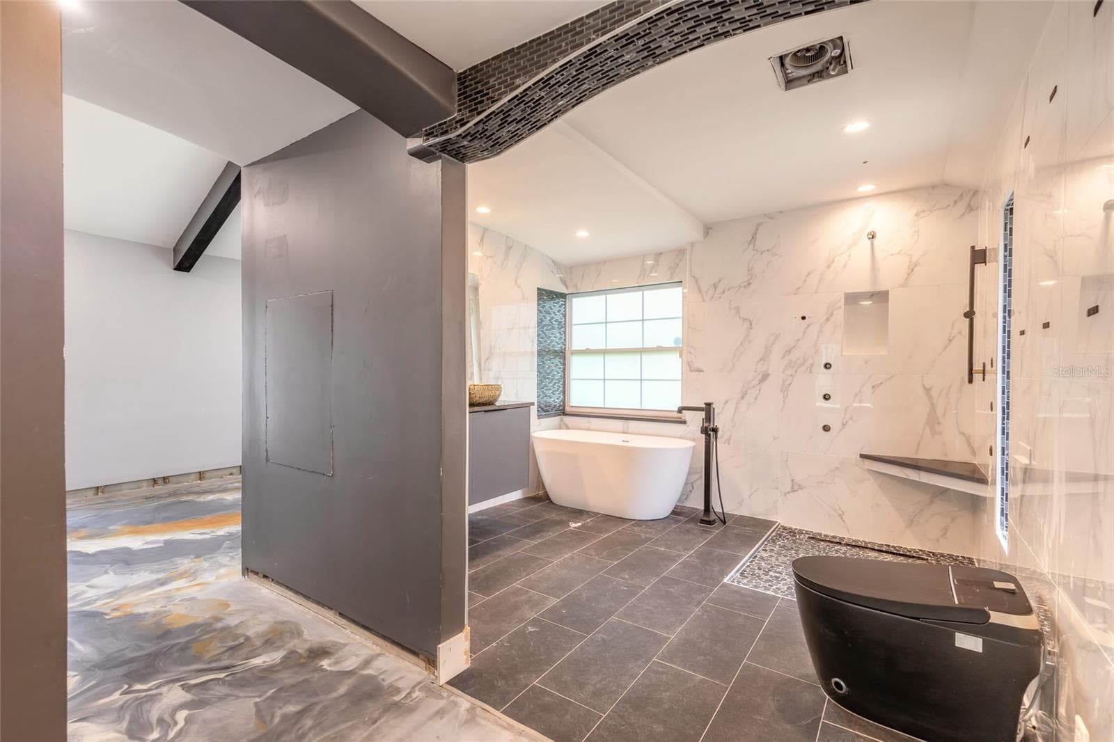 Great Room Bath or Primary Bath 1st Fl - 2015 HALIFAX DR, PORT ORANGE