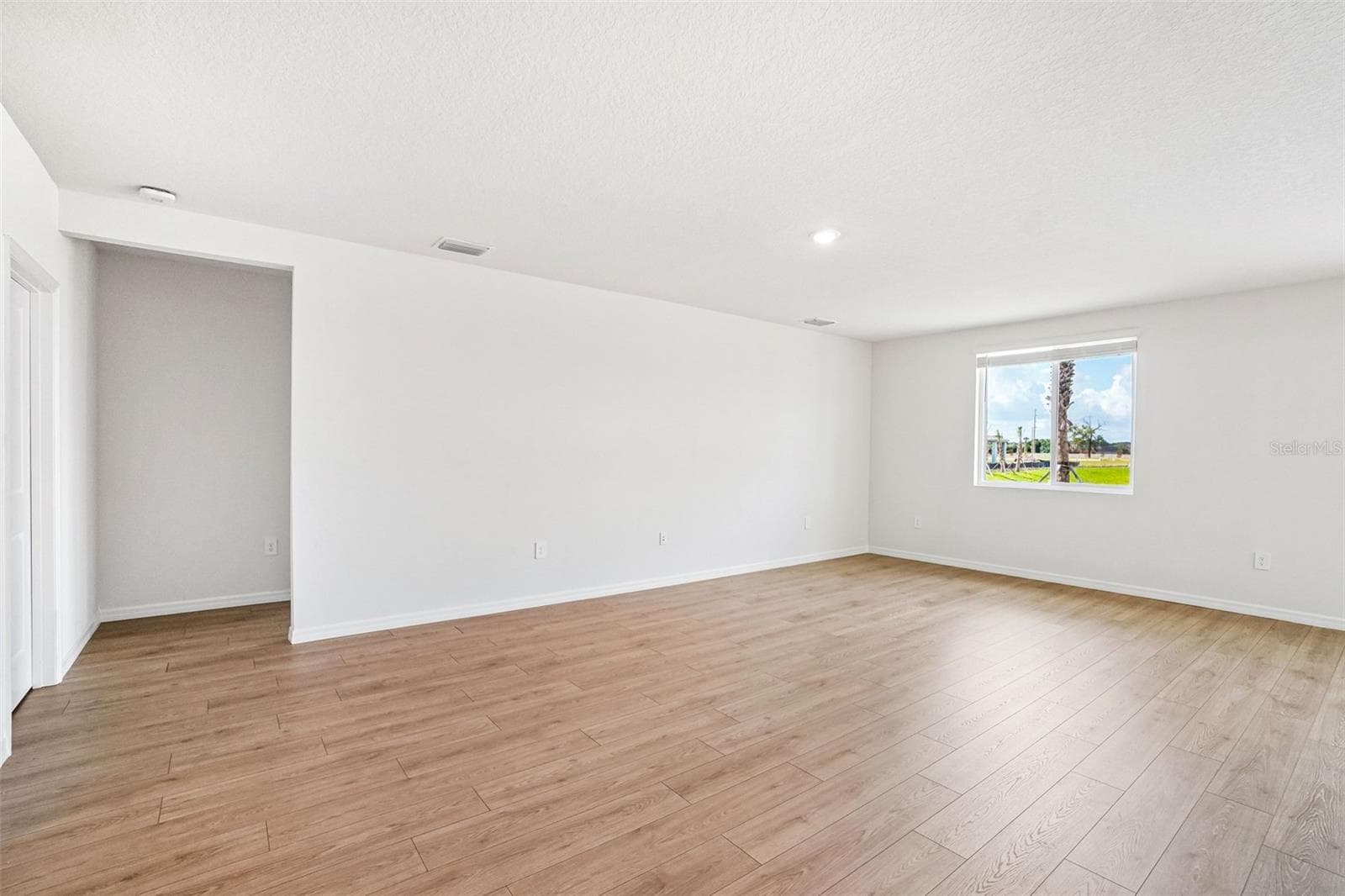 Single Family Residence at 13684 UMBER FOREST ST, HUDSON, photo 6 of 47