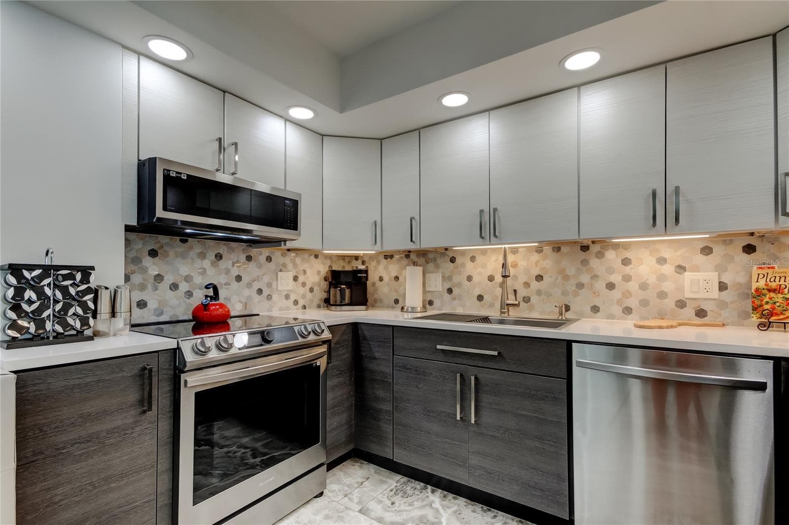 Condominium at 5200 BRITTANY DR S #204, ST PETERSBURG, photo 6 of 70