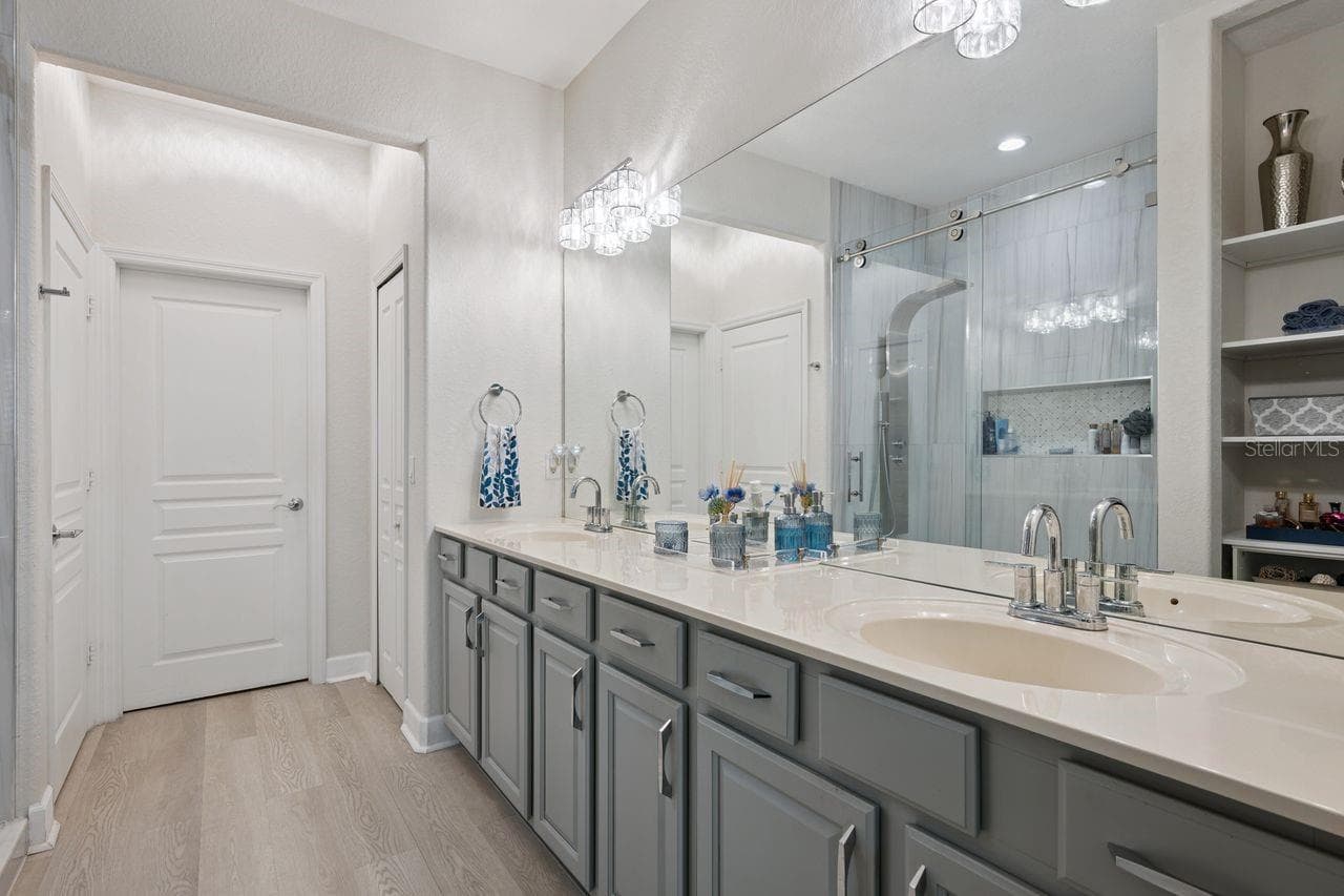 DUAL SINKS & HUGE WALK-IN SHOWER.. - 6349 MIRAMONTE DR #101, ORLANDO