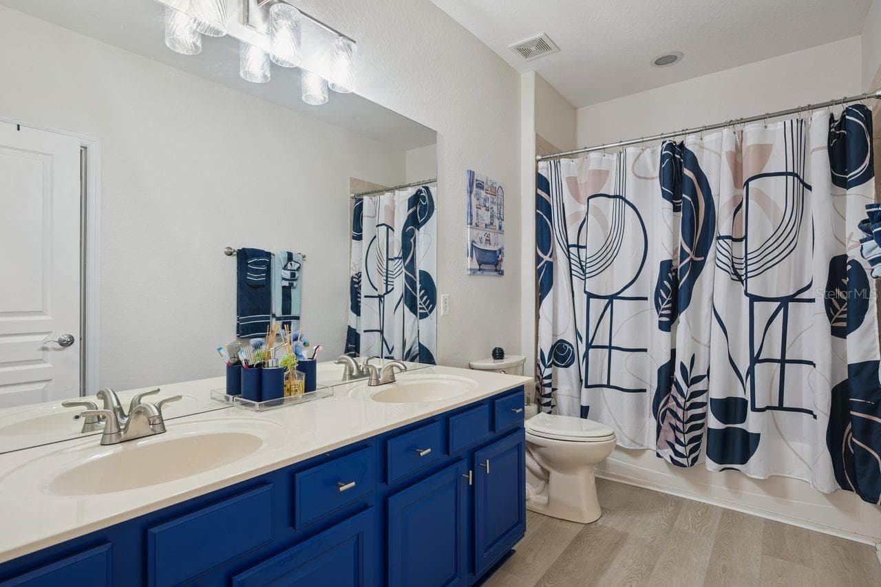 SPACIOUS SECONDARY BATHROOM W/DUAL SINKS! - 6349 MIRAMONTE DR #101, ORLANDO