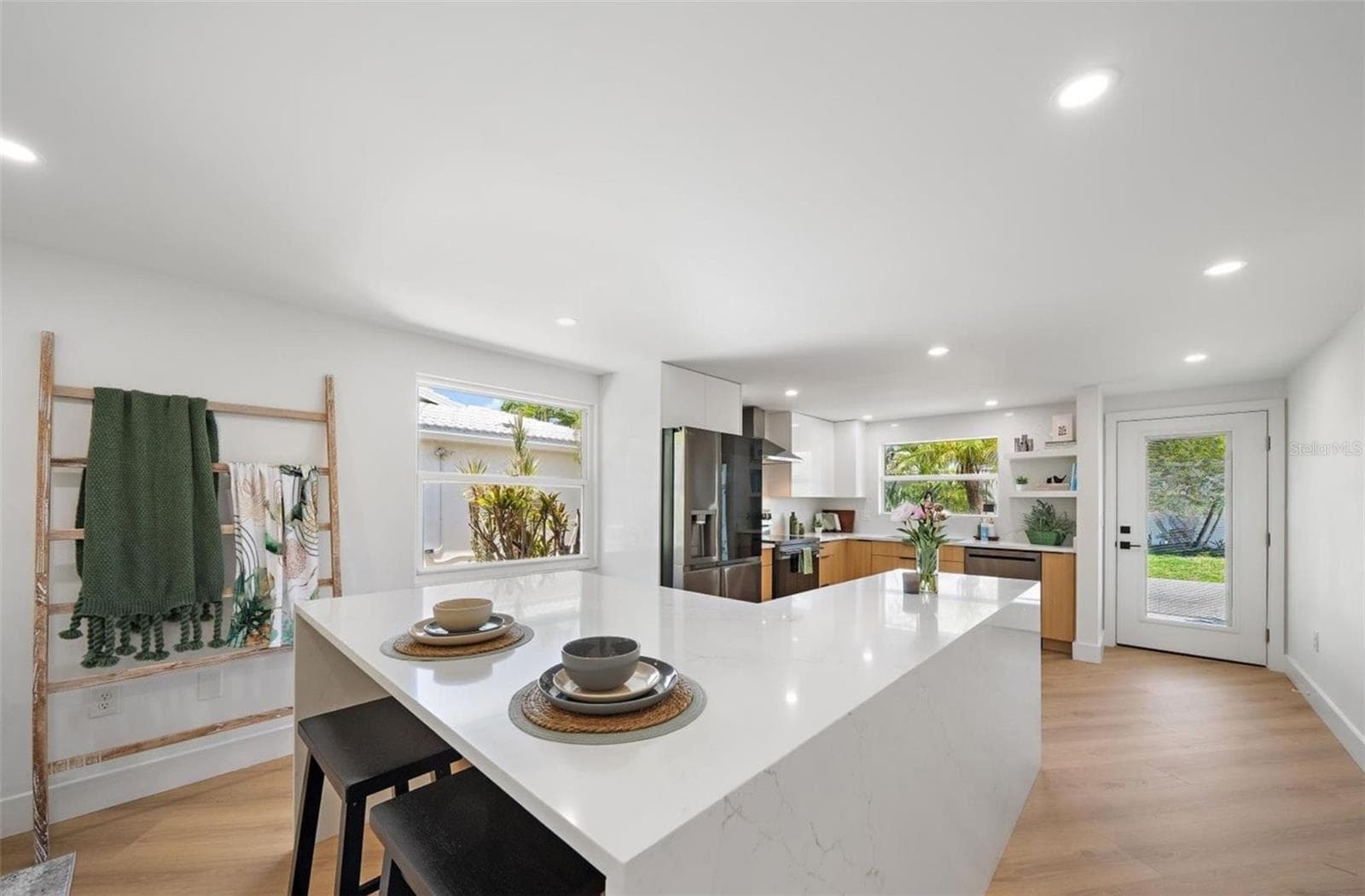 Kitchen with quartz waterfall island with seating - 578 SPANISH DR S, LONGBOAT KEY