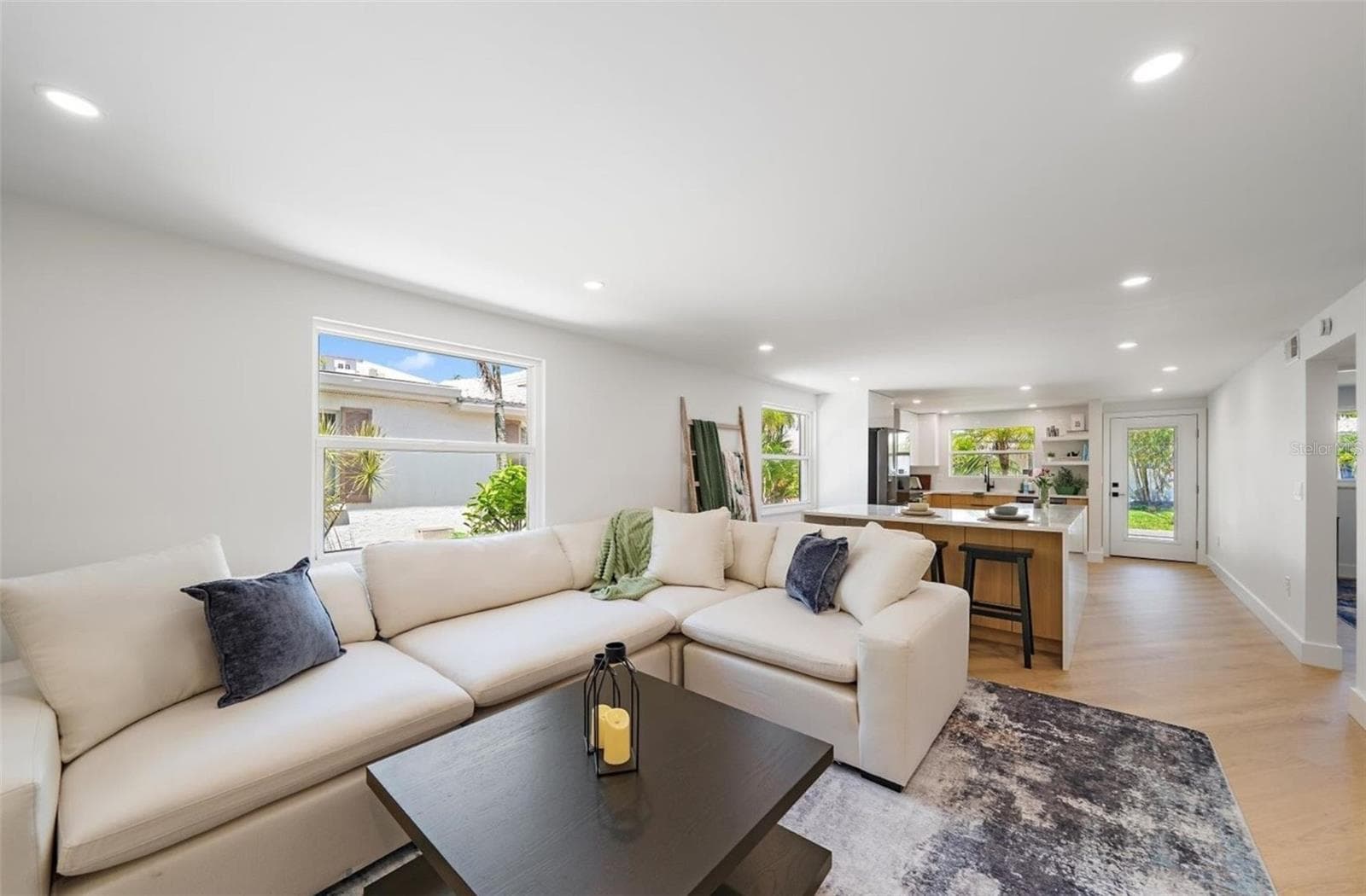 Large living room perfect for ease of entertaining with the open flow to the kitchen - 578 SPANISH DR S, LONGBOAT KEY