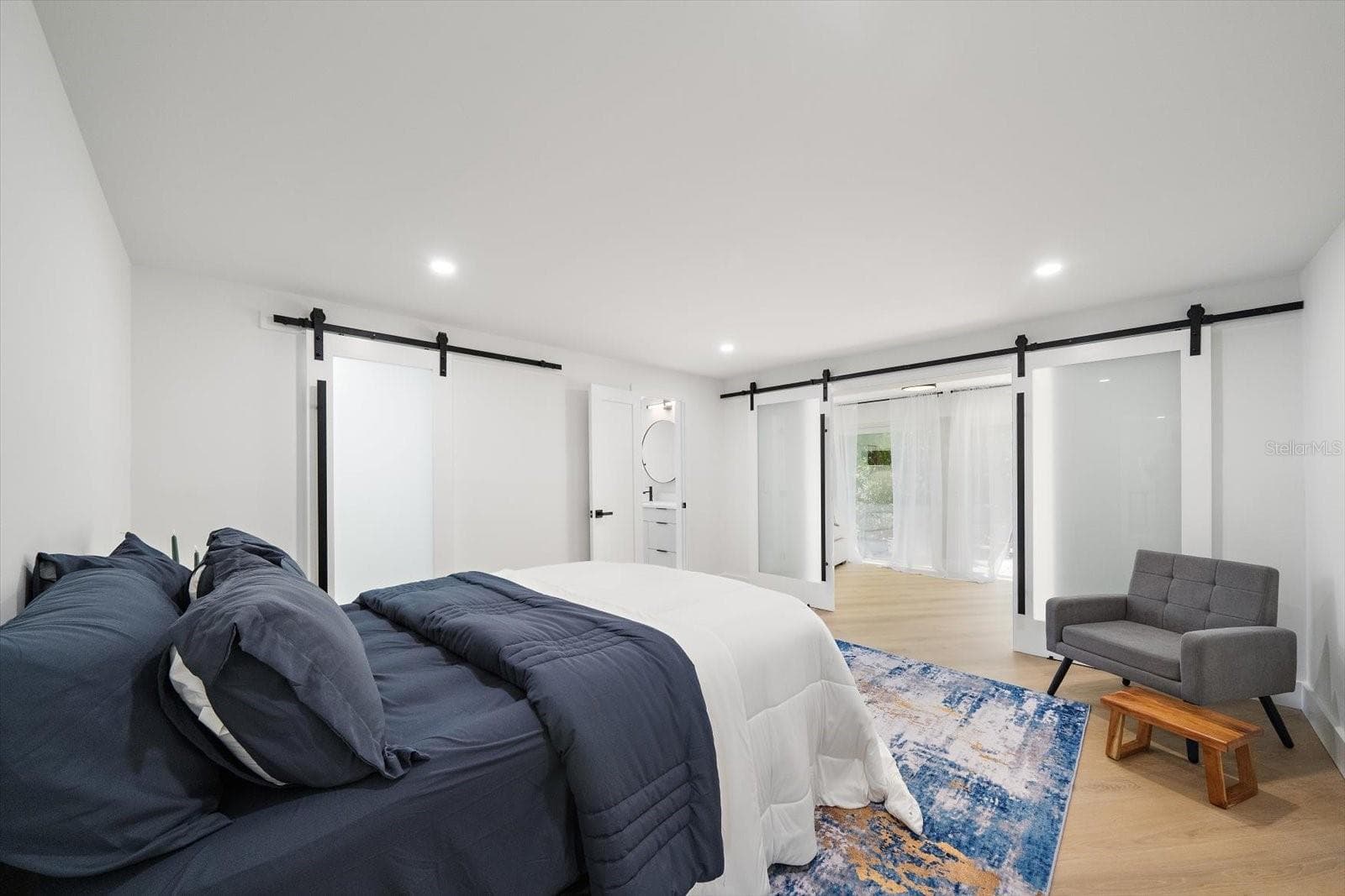 Primary bedroom with walk-in closet and ensuite bathroom - 578 SPANISH DR S, LONGBOAT KEY