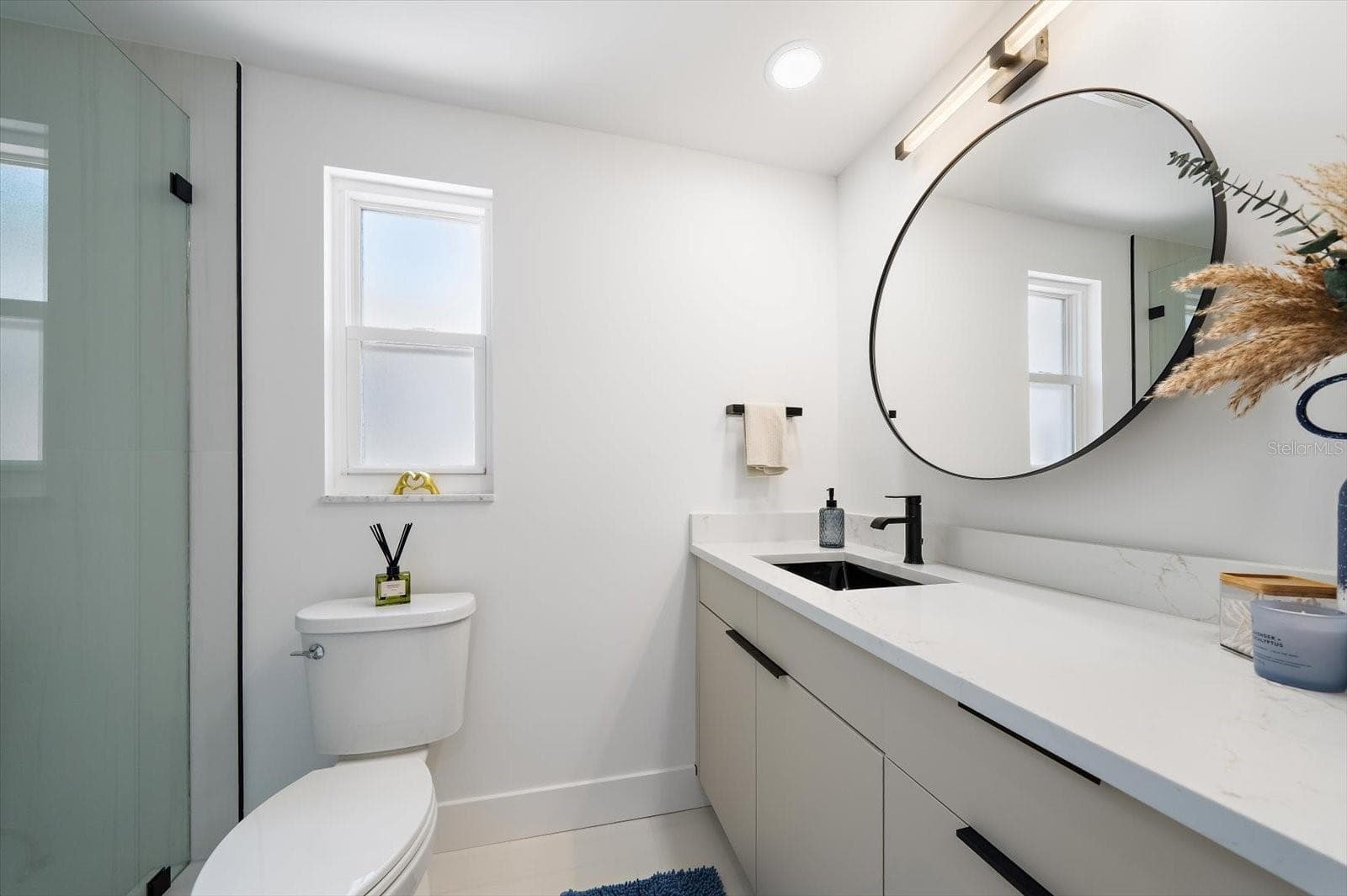 Primary ensuite bathroom with single vanity and shower stall - 578 SPANISH DR S, LONGBOAT KEY