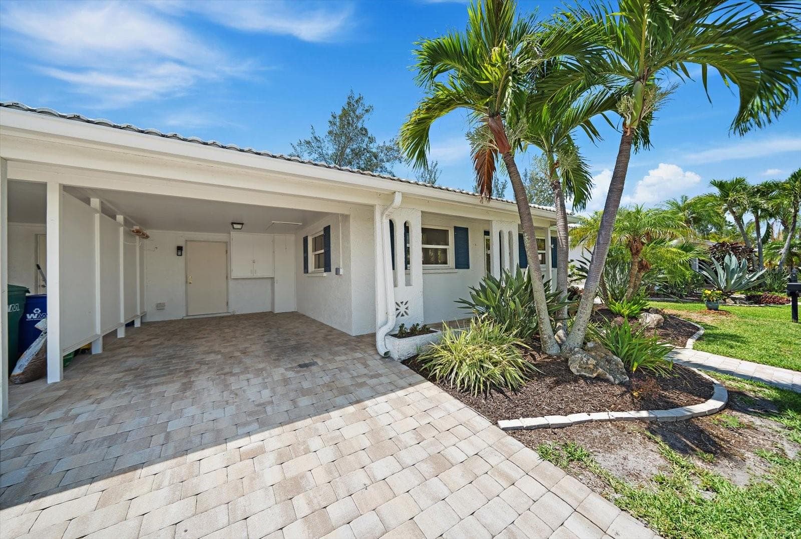 Carport with paver driveway - 578 SPANISH DR S, LONGBOAT KEY