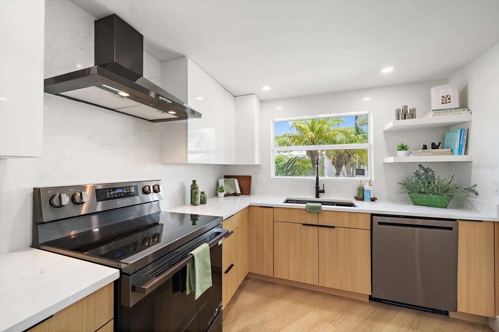 Kitchen with all brand new stainless-steel appliances & quartz backsplash to the ceiling - 578 SPANISH DR S, LONGBOAT KEY