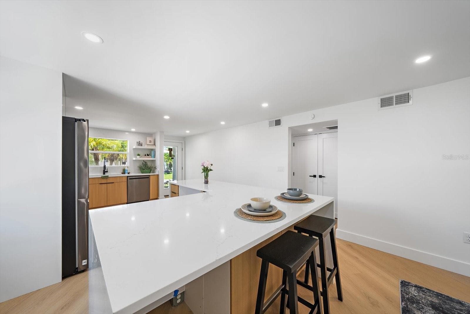 Oversized breakfast bar/ kitchen island - 578 SPANISH DR S, LONGBOAT KEY
