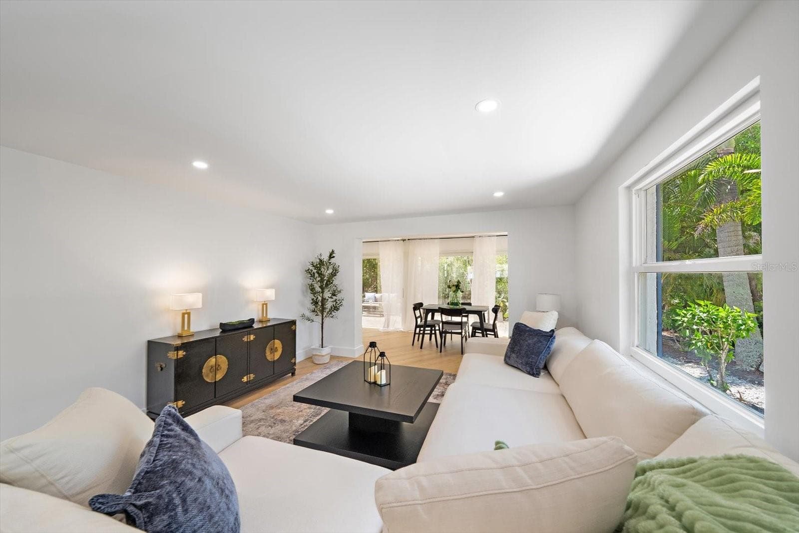 Living room with open flow to the kitchen and dining area - 578 SPANISH DR S, LONGBOAT KEY