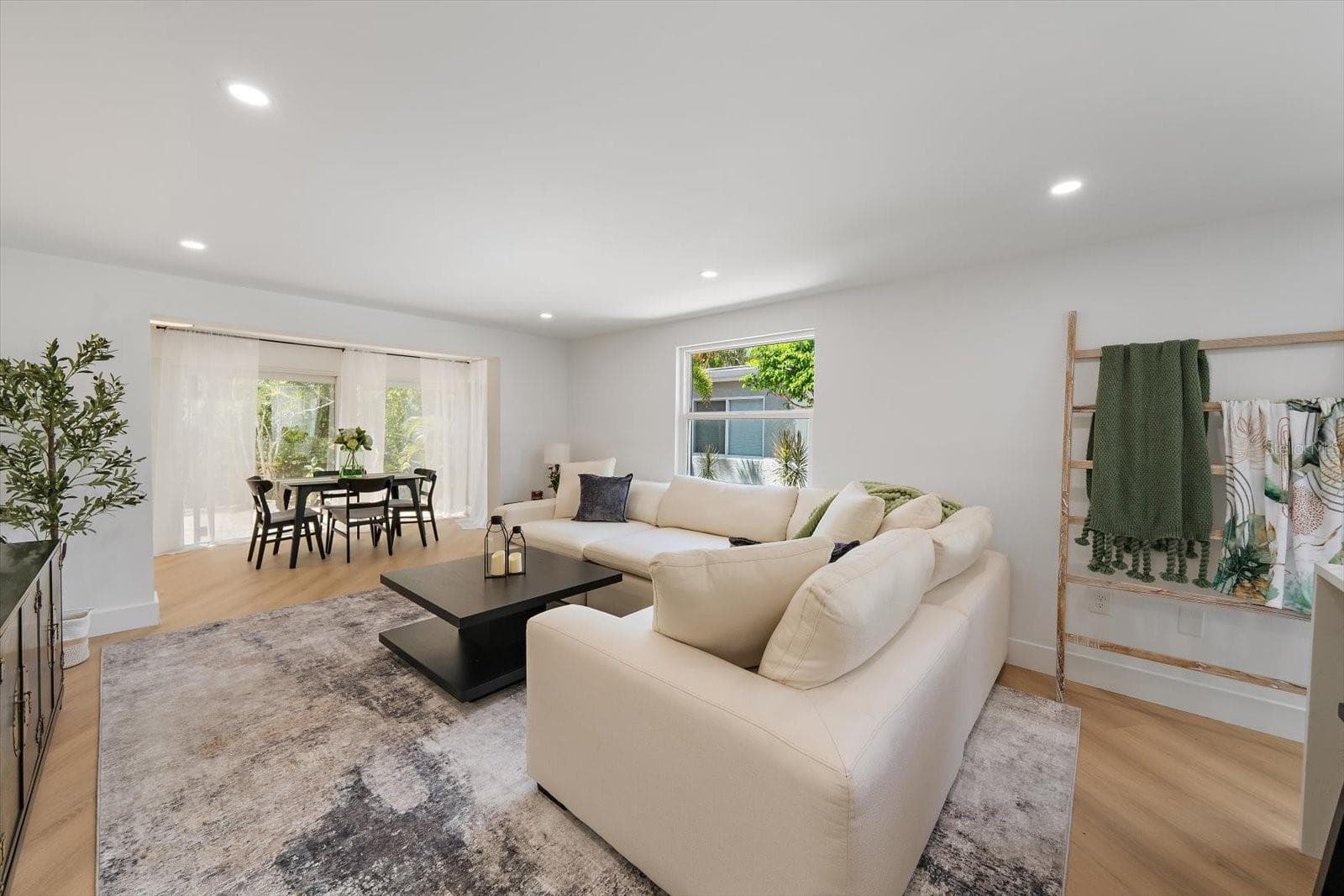 Living room with open flow to the kitchen and dining area - 578 SPANISH DR S, LONGBOAT KEY
