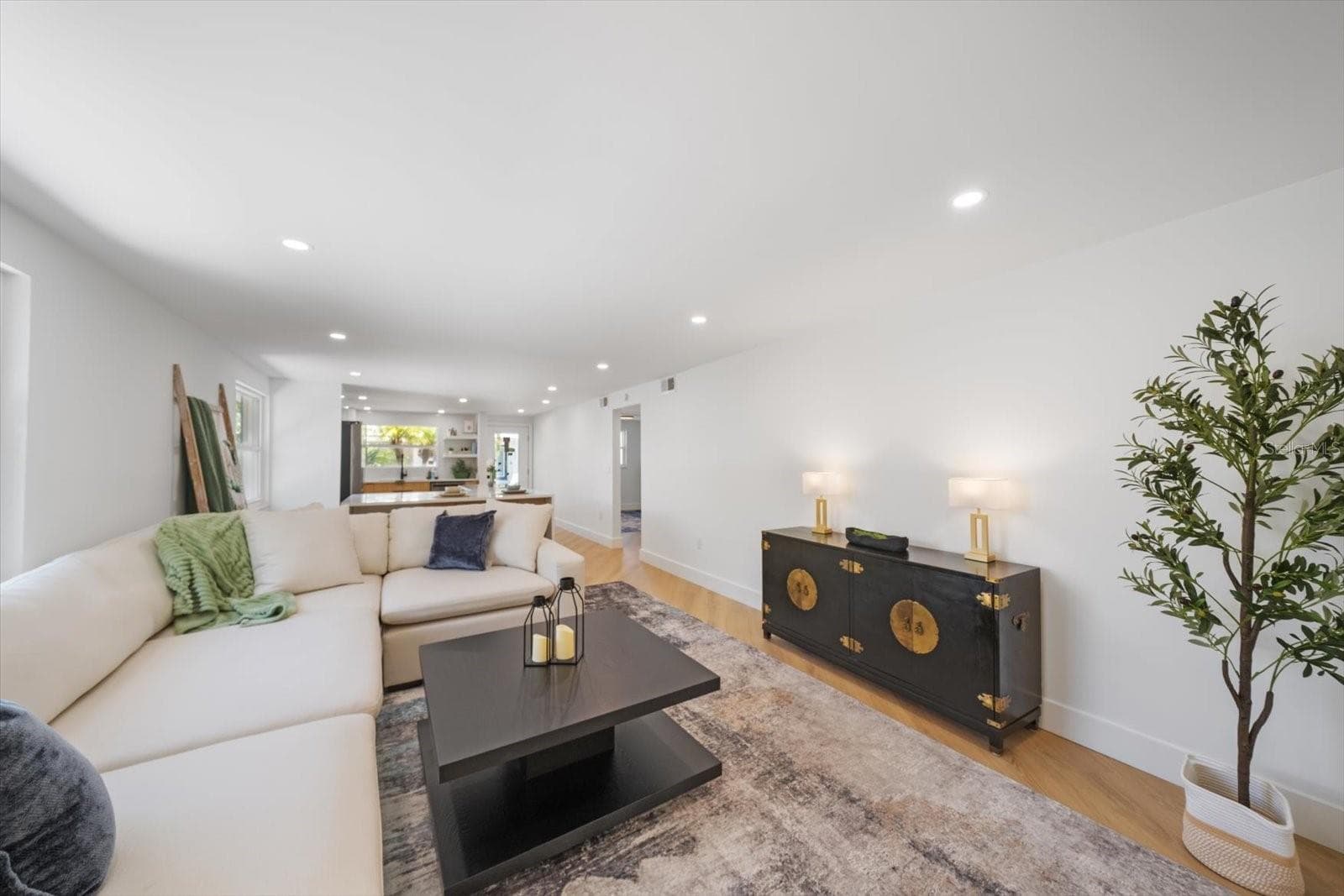 Living room with open flow to the kitchen and dining area - 578 SPANISH DR S, LONGBOAT KEY