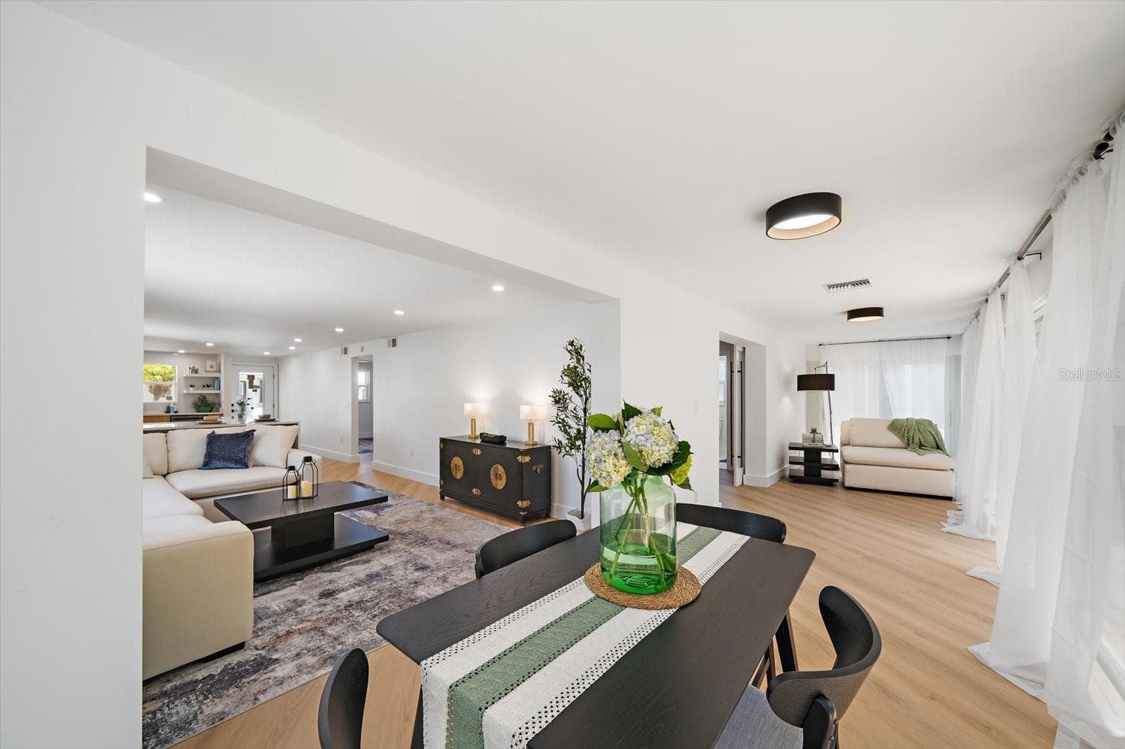 Dining area, bonus room, fully air conditioned Florida room - 578 SPANISH DR S, LONGBOAT KEY