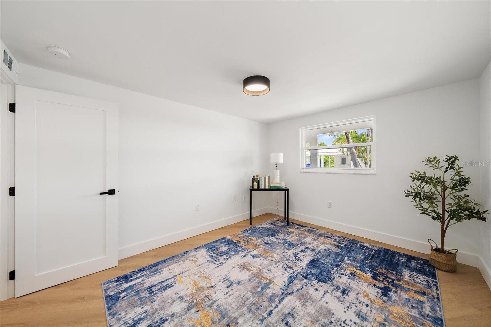 Guest bedroom with built-in closet - 578 SPANISH DR S, LONGBOAT KEY