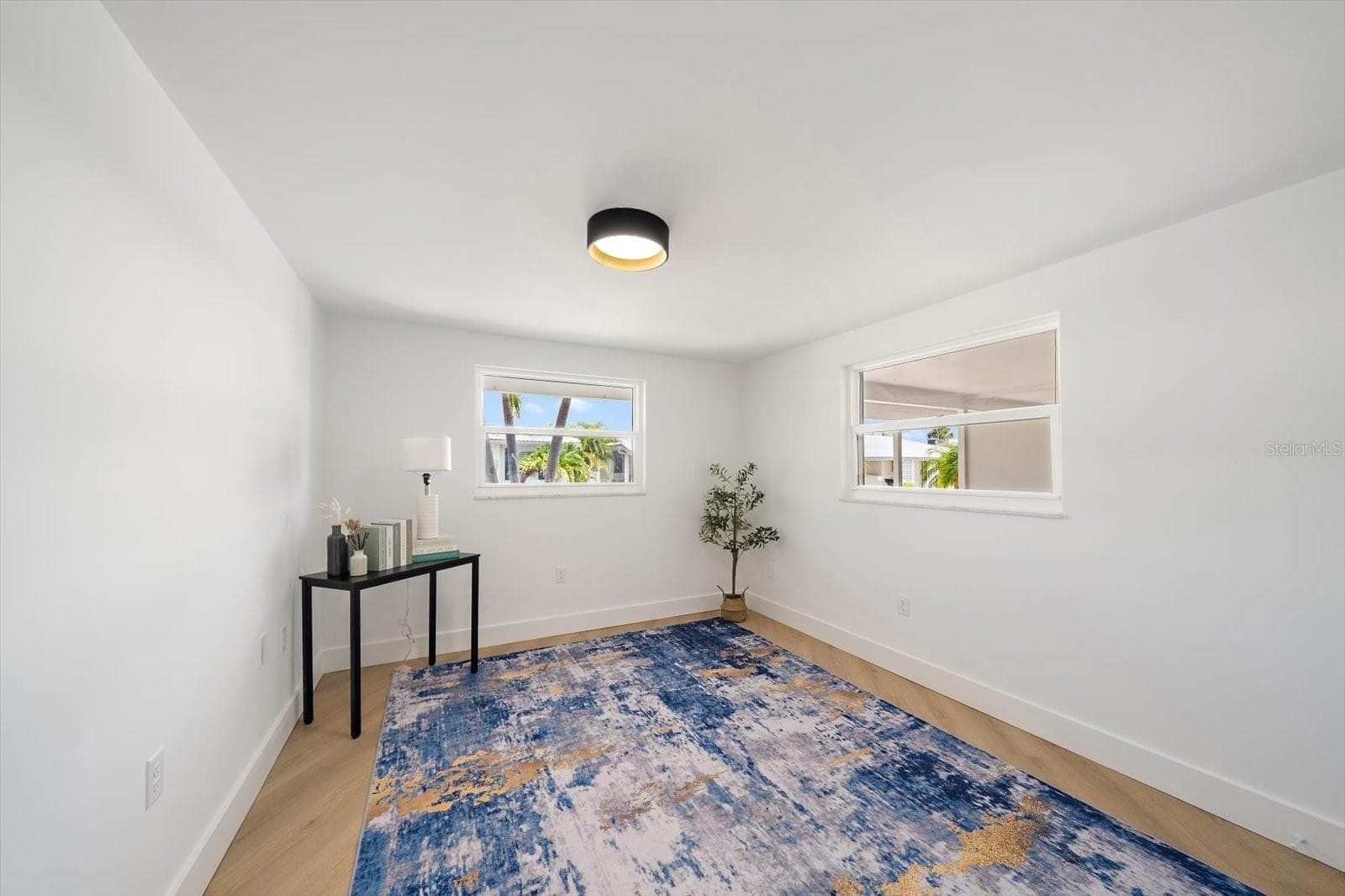 Guest bedroom with built-in closet - 578 SPANISH DR S, LONGBOAT KEY