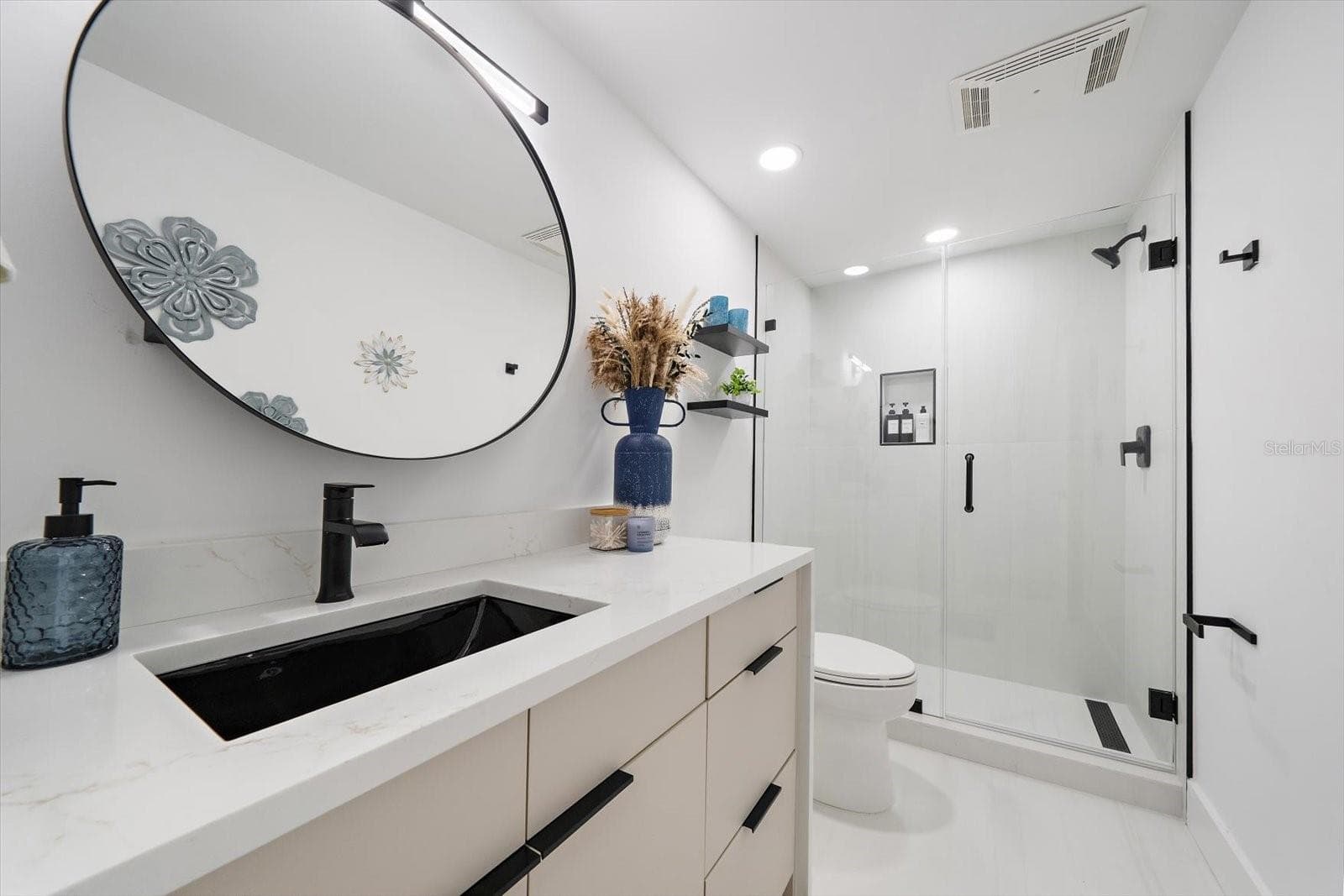 Guest bathroom with shower stall - 578 SPANISH DR S, LONGBOAT KEY