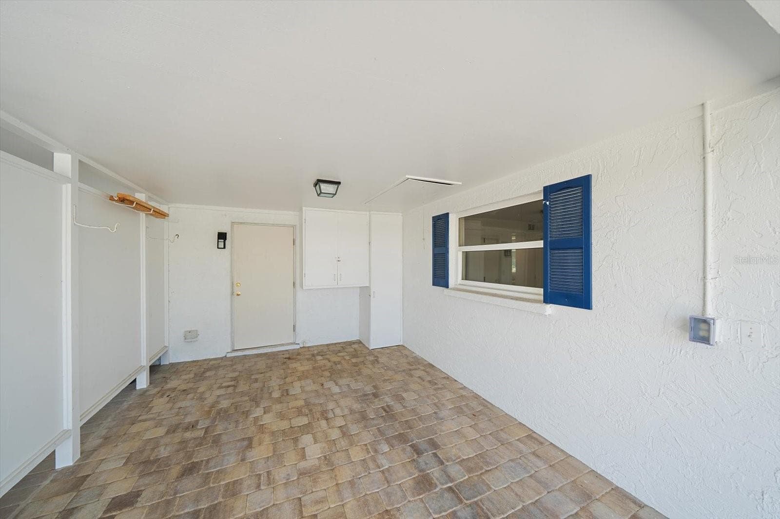 Carport with storage/laundry room - 578 SPANISH DR S, LONGBOAT KEY