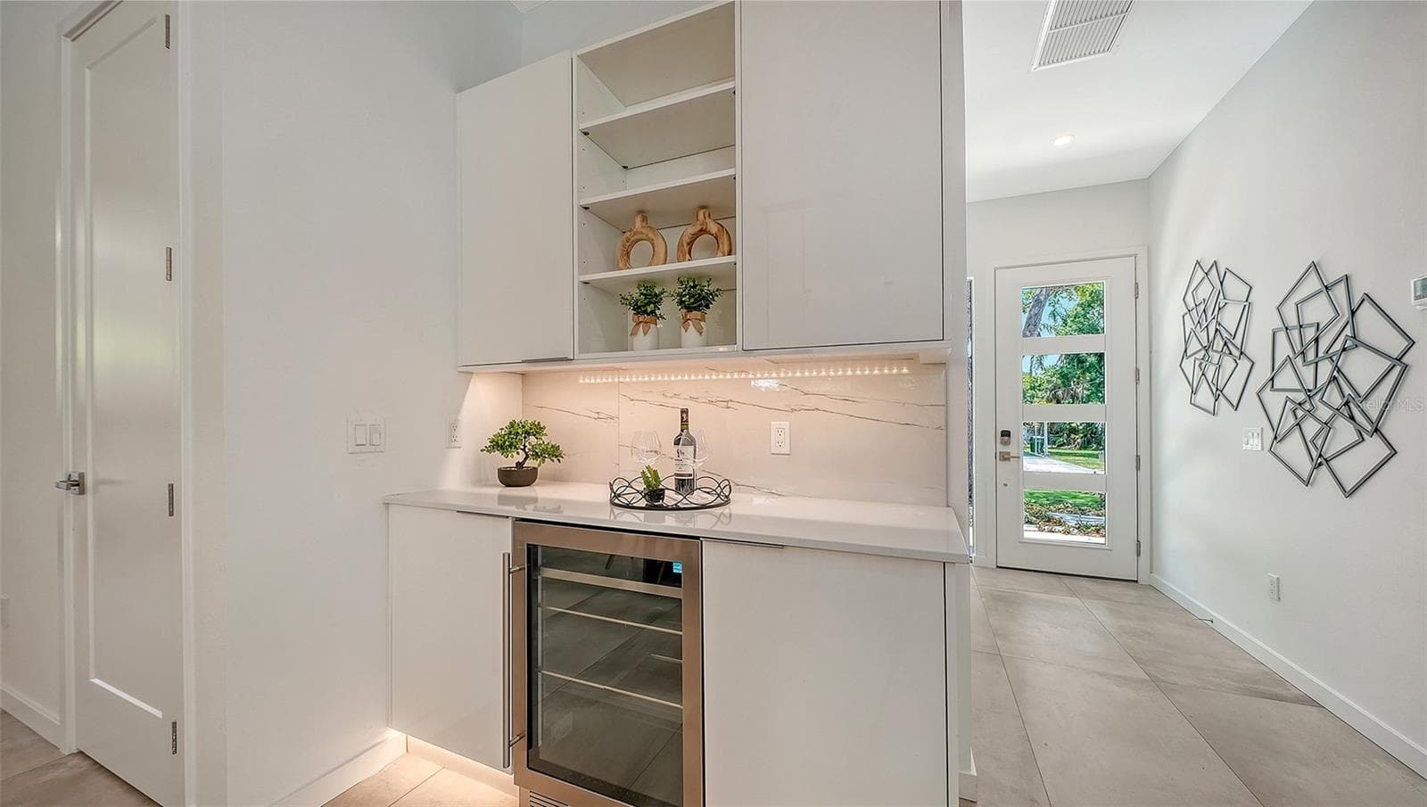 Single Family Residence at 2010 HYDE PARK CIR, SARASOTA, photo 12 of 29