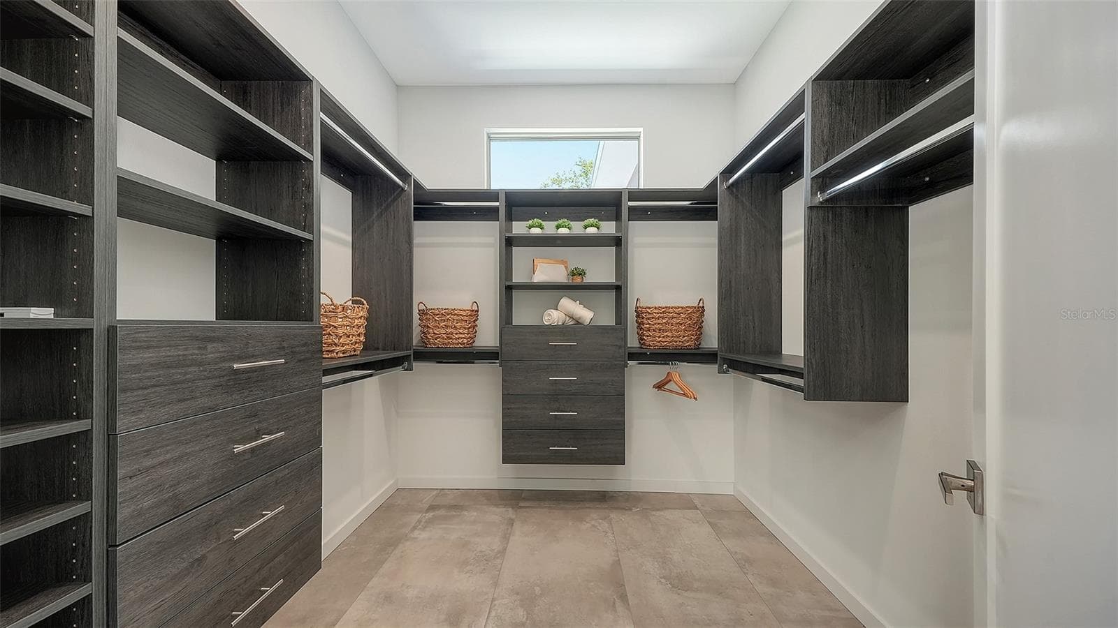 Single Family Residence at 2010 HYDE PARK CIR, SARASOTA, photo 17 of 29