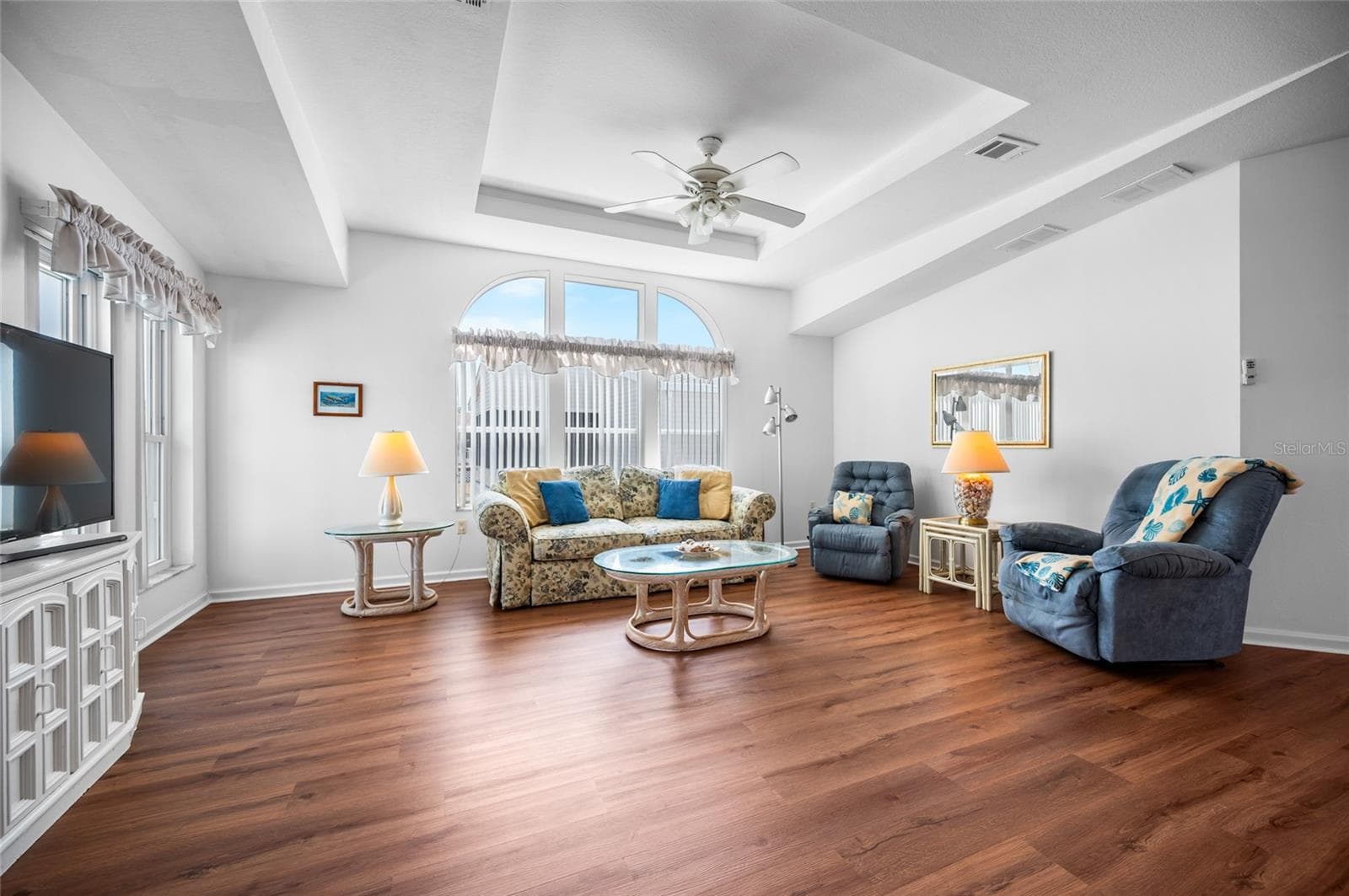 Living room - 9177 PINEHAVEN WAY, ENGLEWOOD