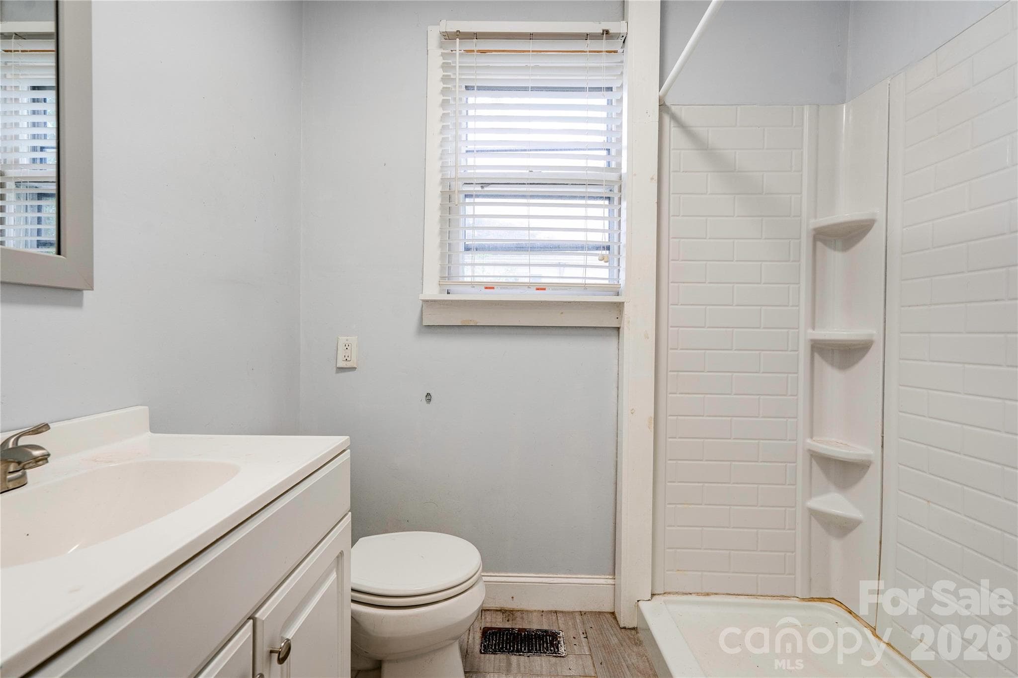 Bathroom 1 - 811 Kings Road, Shelby