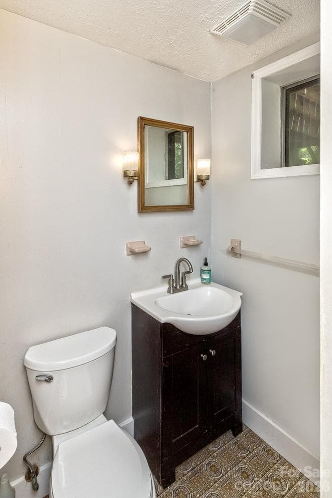Lower level bath - Asheville