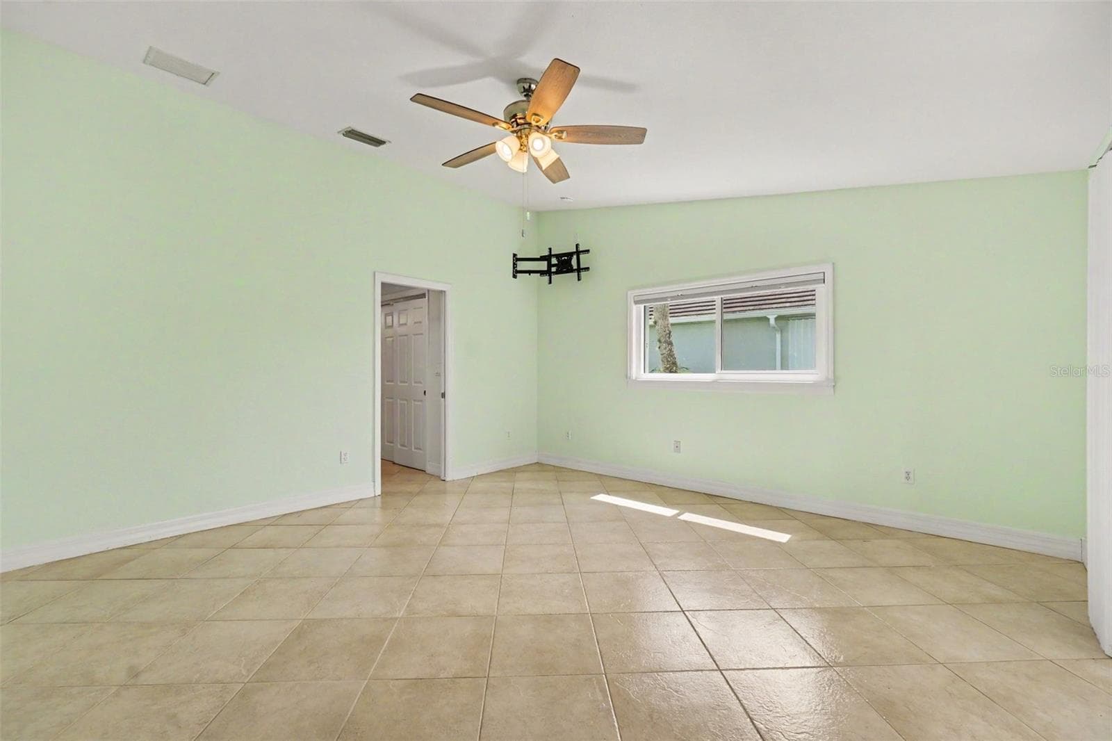 Single Family Residence at 12001 SW KINGSWAY CIR, LAKE SUZY, photo 12 of 29