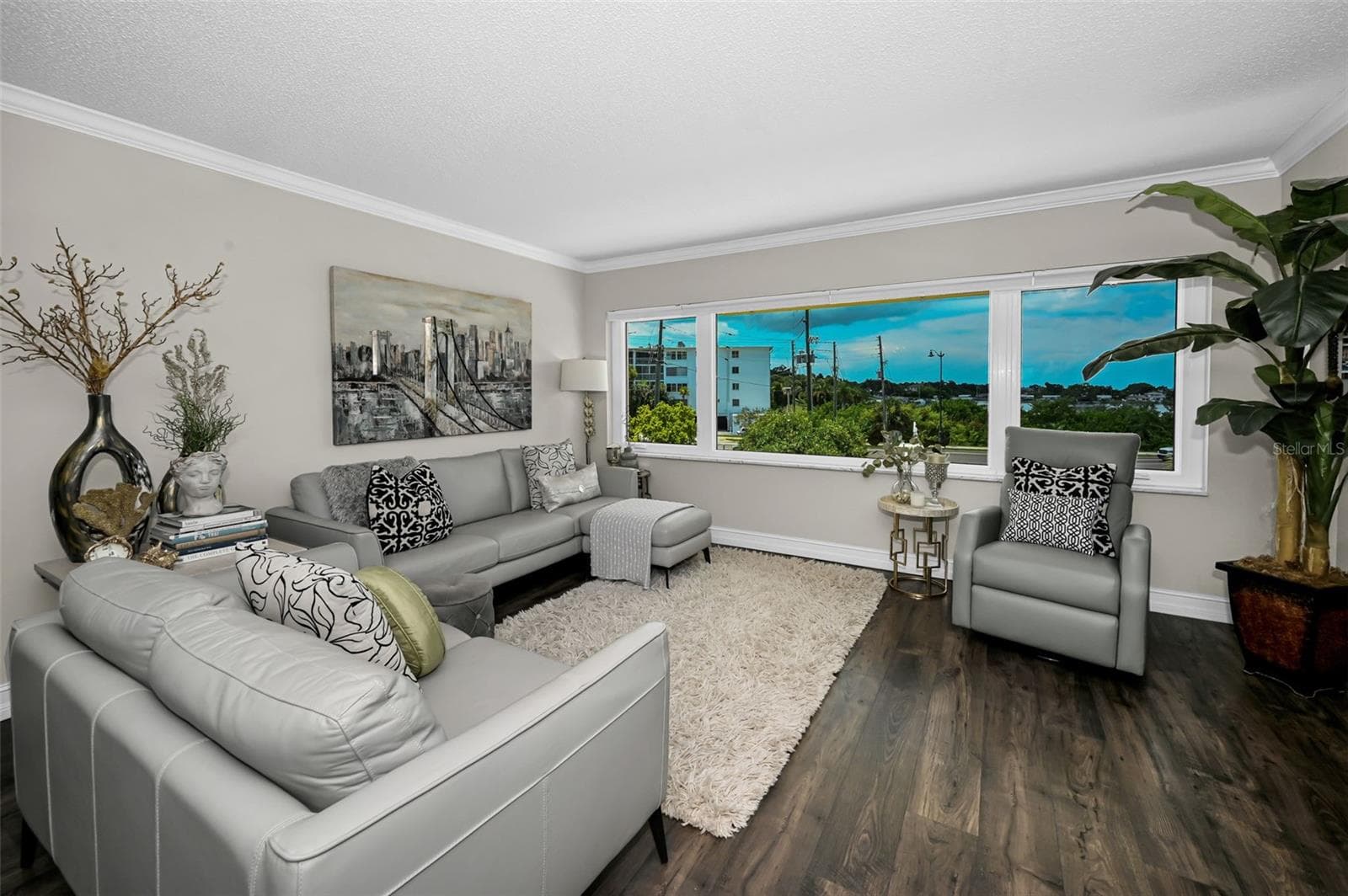 Spacious living area - 100 BLUFF VIEW DR #211C, BELLEAIR BLUFFS