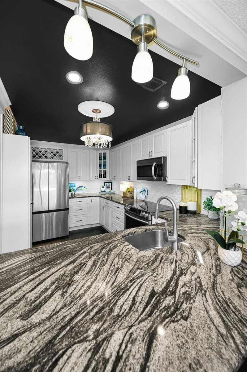 Custom granite - 100 BLUFF VIEW DR #211C, BELLEAIR BLUFFS