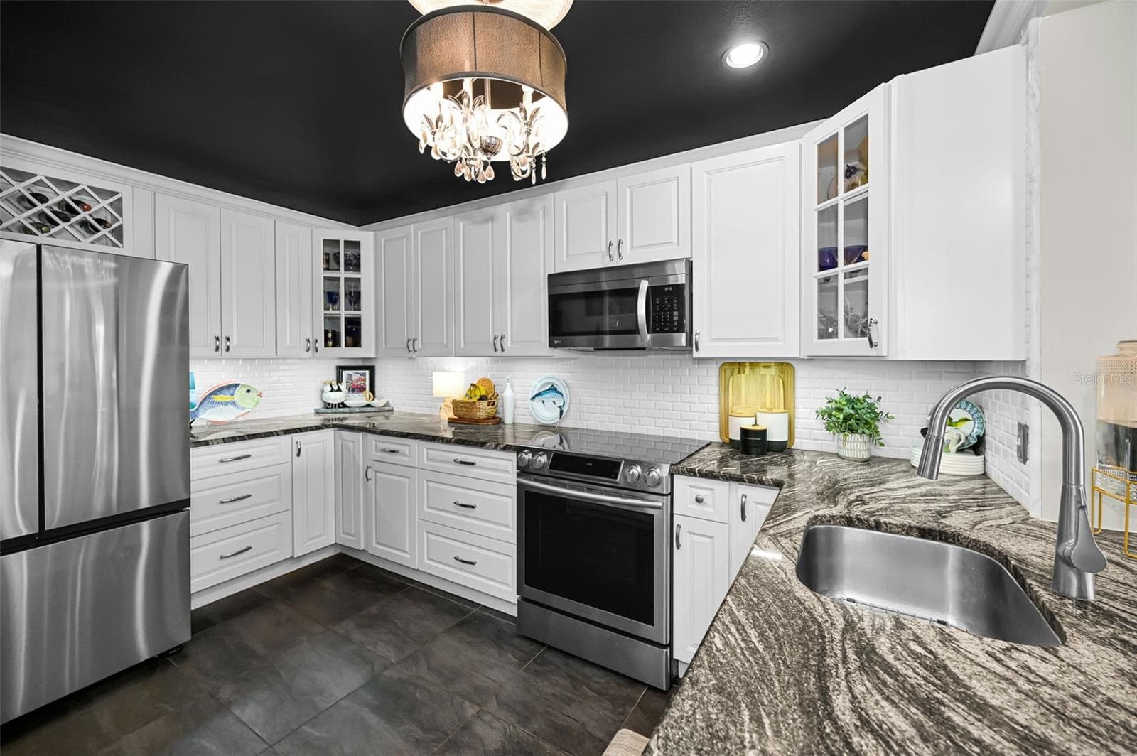 Plenty prep space - 100 BLUFF VIEW DR #211C, BELLEAIR BLUFFS