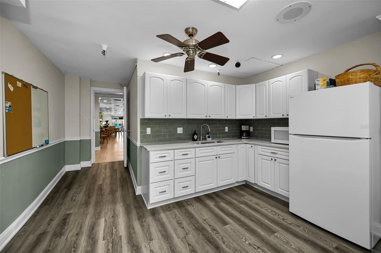 Community Kitchen - 100 BLUFF VIEW DR #211C, BELLEAIR BLUFFS