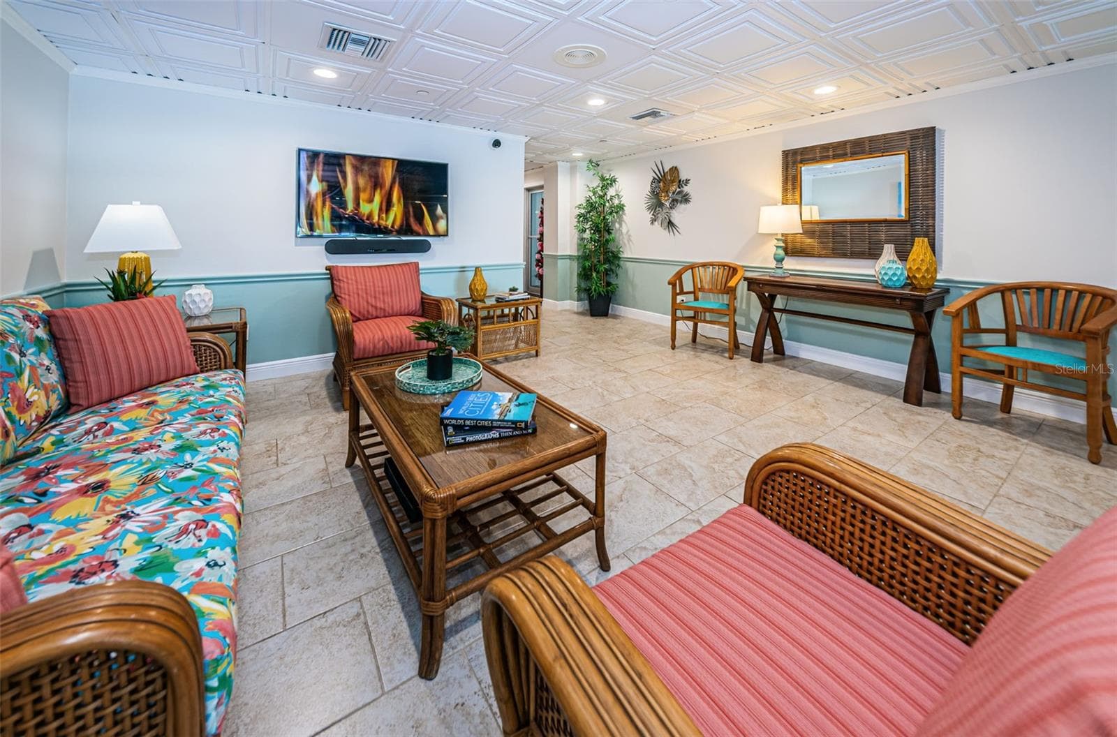 Place to chat in lobby - 100 BLUFF VIEW DR #211C, BELLEAIR BLUFFS