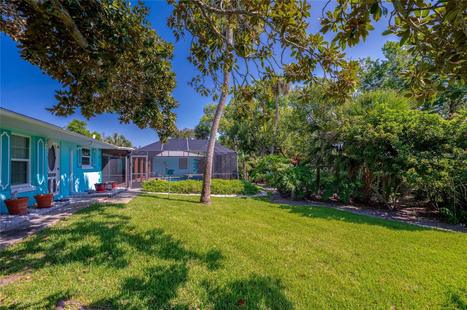 Spacious backyard - 697 JOHN ANDERSON DR, ORMOND BEACH