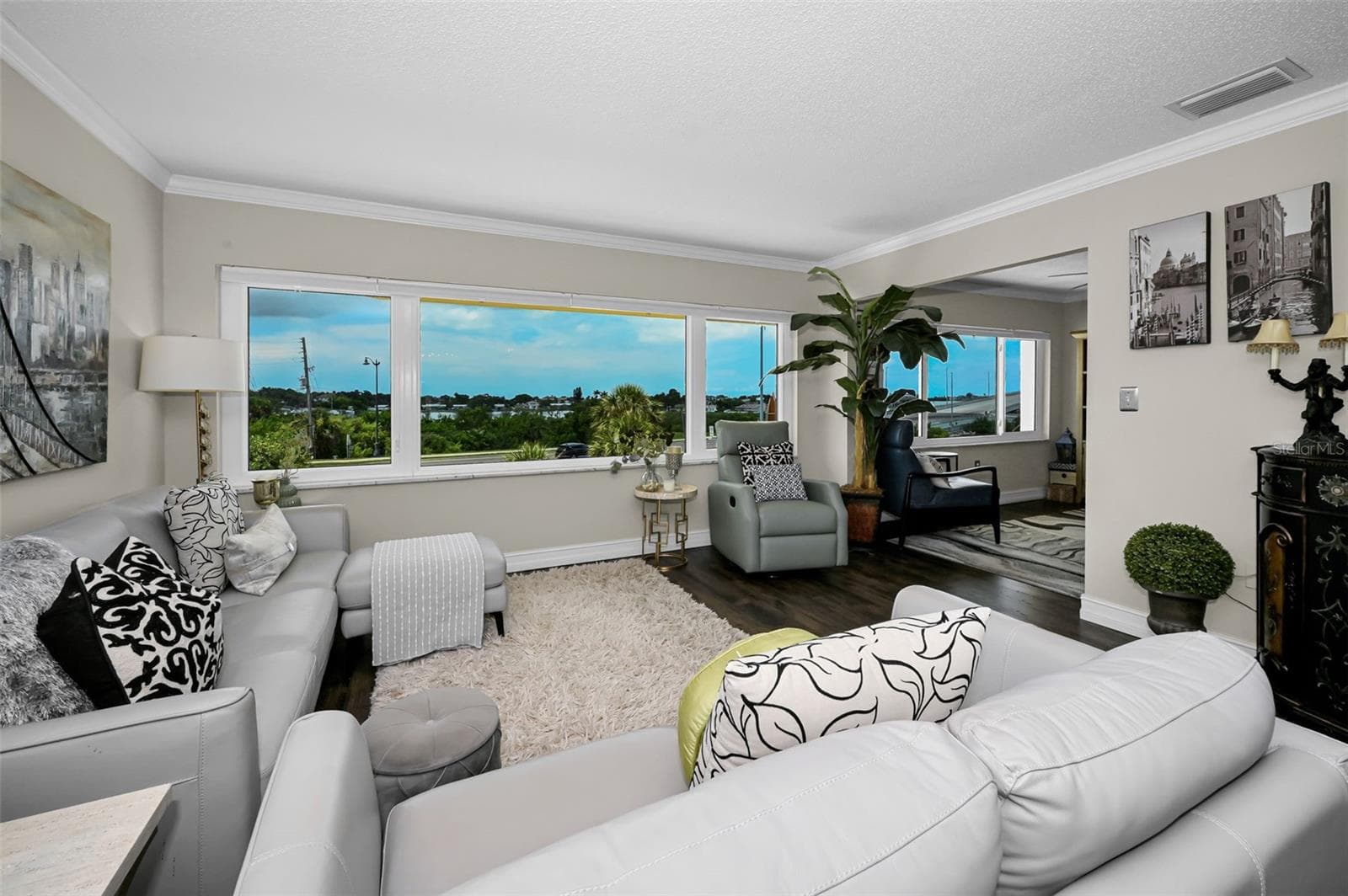 Spacious living area - 100 BLUFF VIEW DR #211C, BELLEAIR BLUFFS