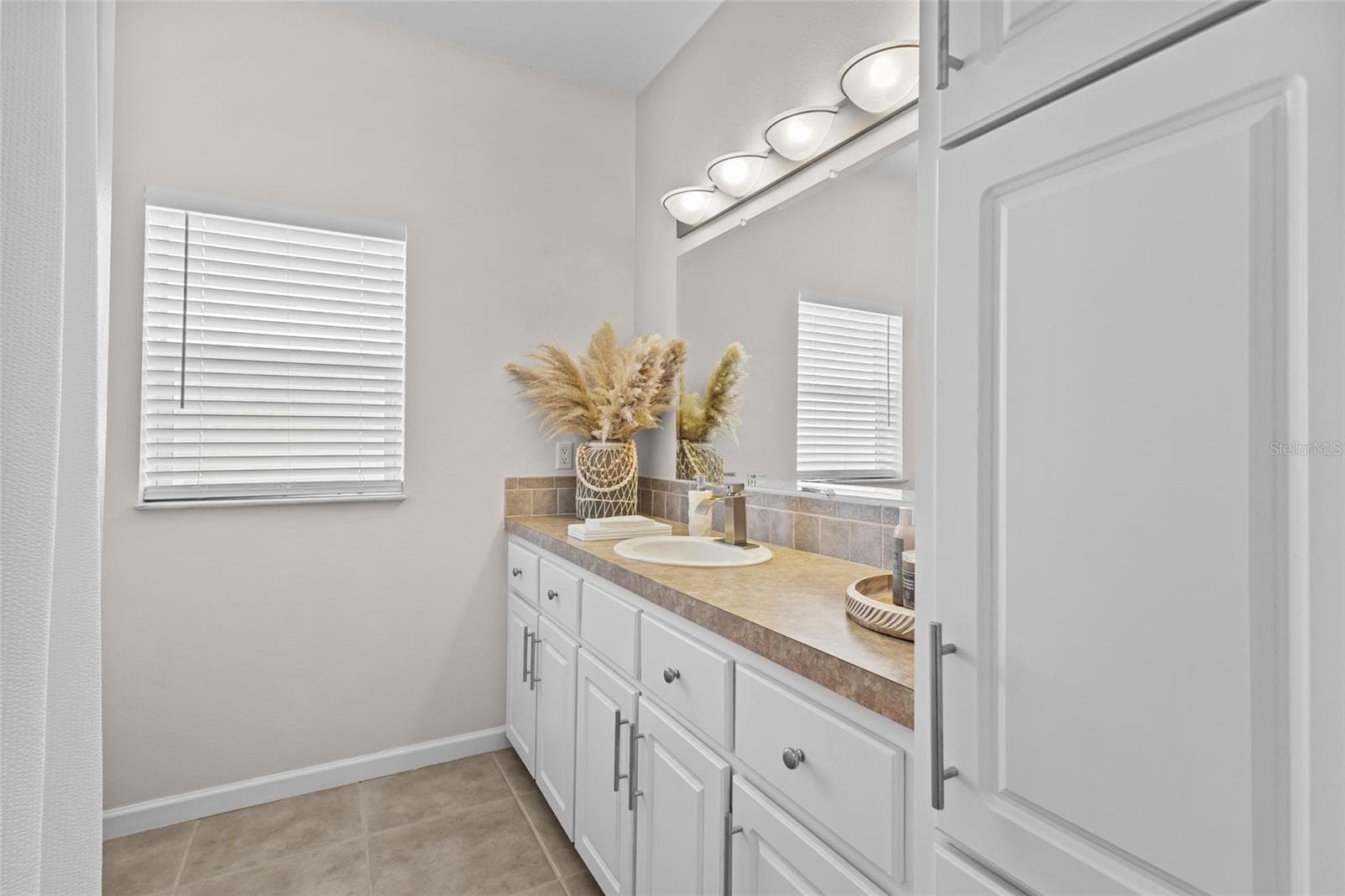 GUEST BATHROOM - 1710 INDIANA AVE, BRADENTON