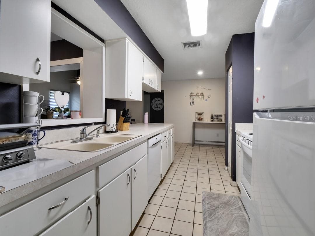 Single Family Residence at 1048 MALLETWOOD DR, BRANDON, photo 17 of 55