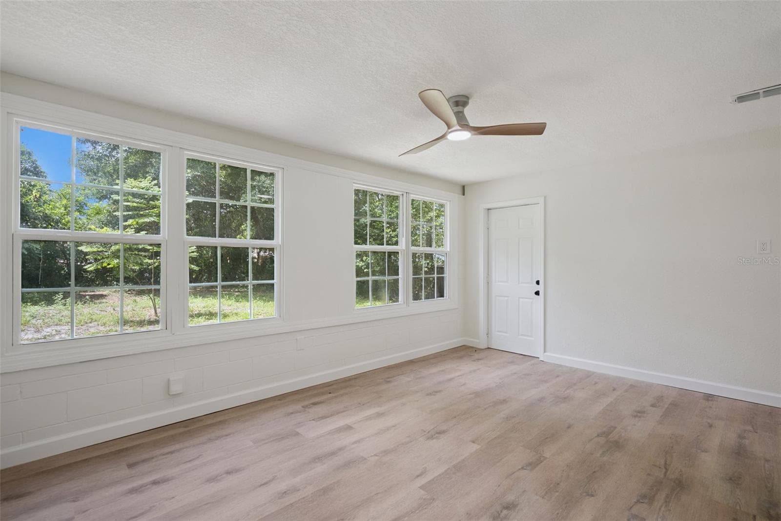 Single Family Residence at 137 LUCERNE DR, DEBARY, photo 12 of 28