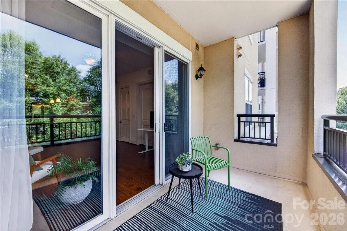Peaceful covered balcony - Charlotte