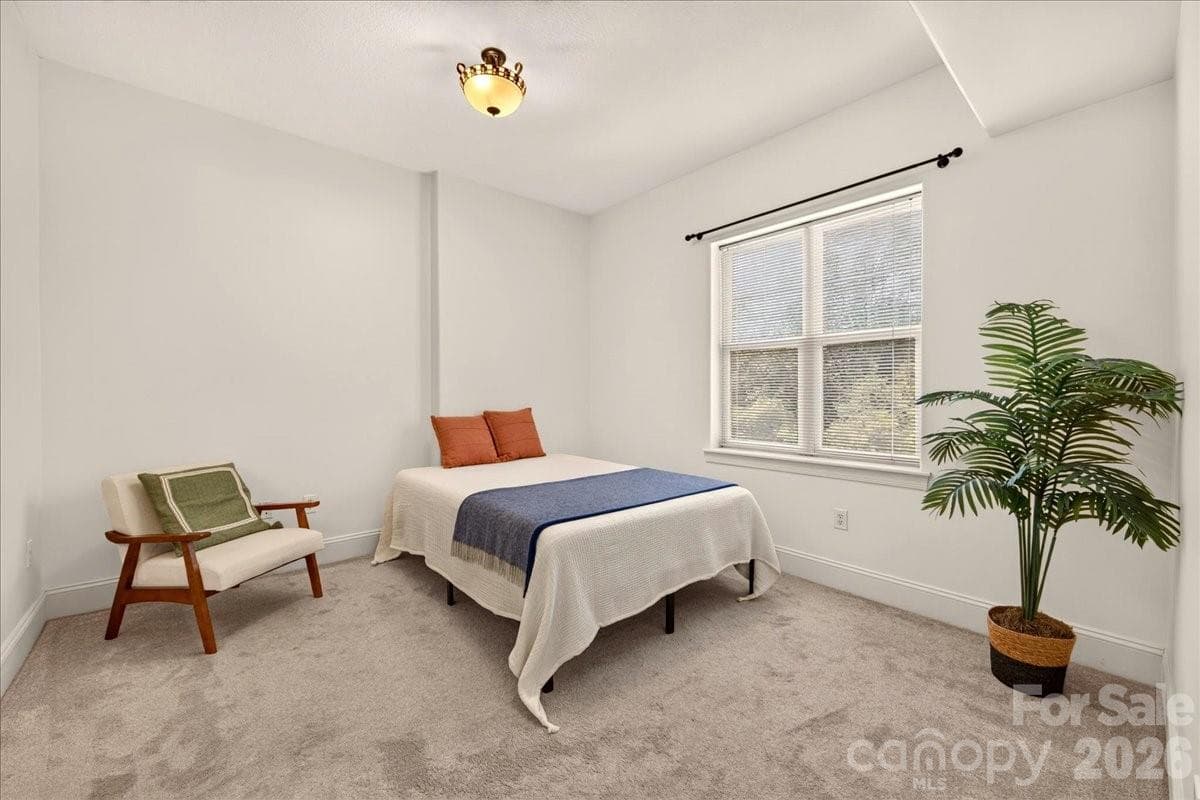 Comfortable and spacious bedroom - Charlotte