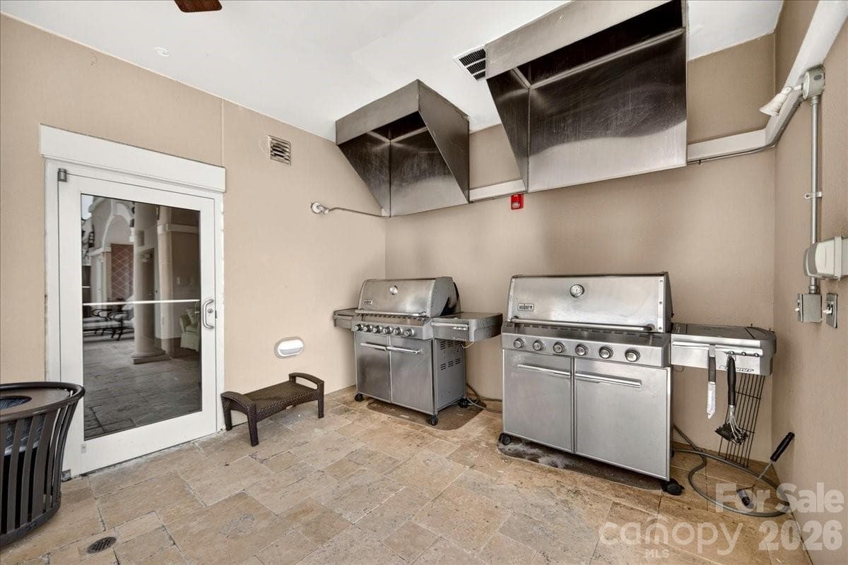 Rooftop grilling area - Charlotte
