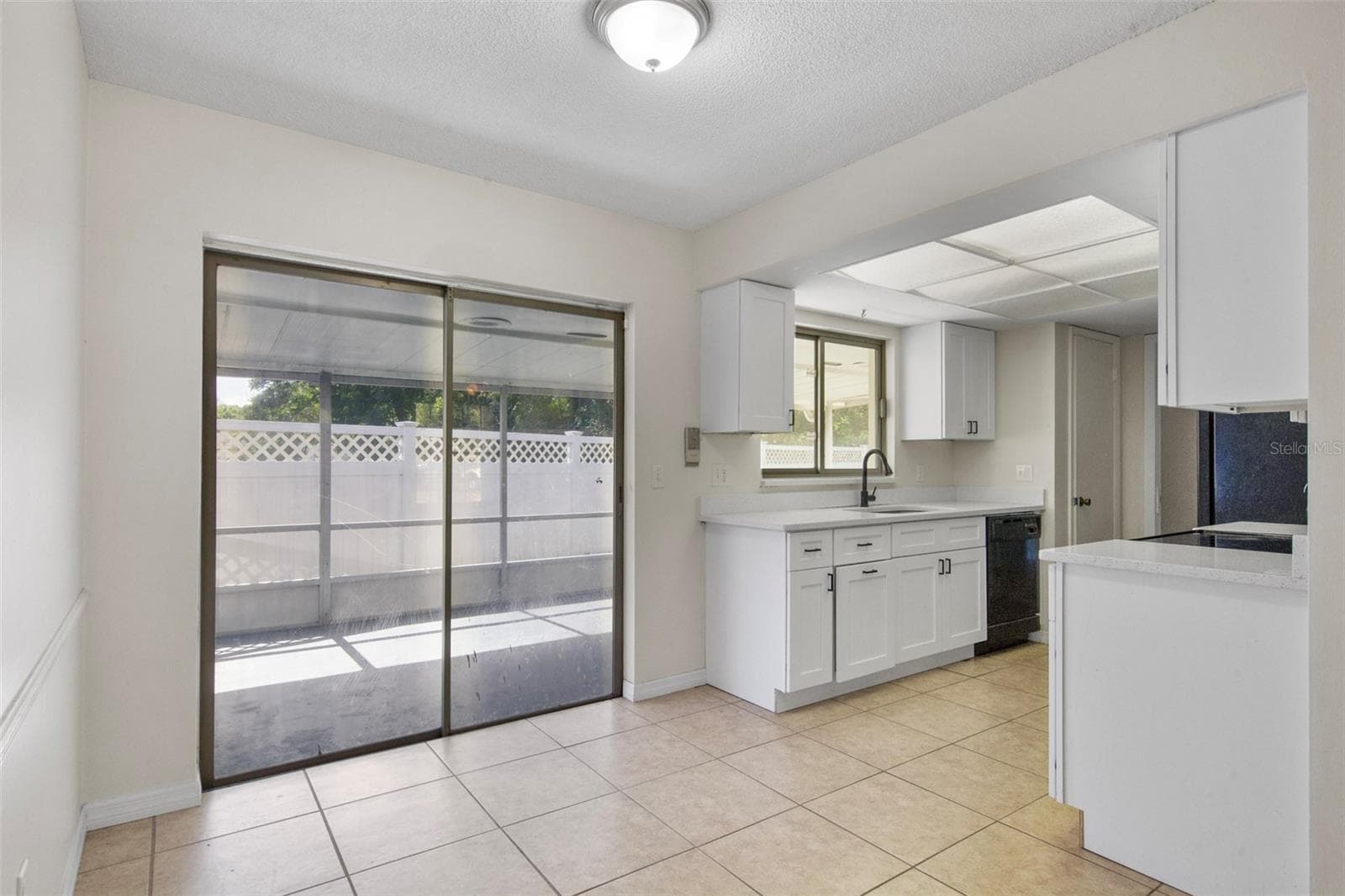 Sliders to screened patio - 142 BAYBERRY CT, WINTER SPRINGS