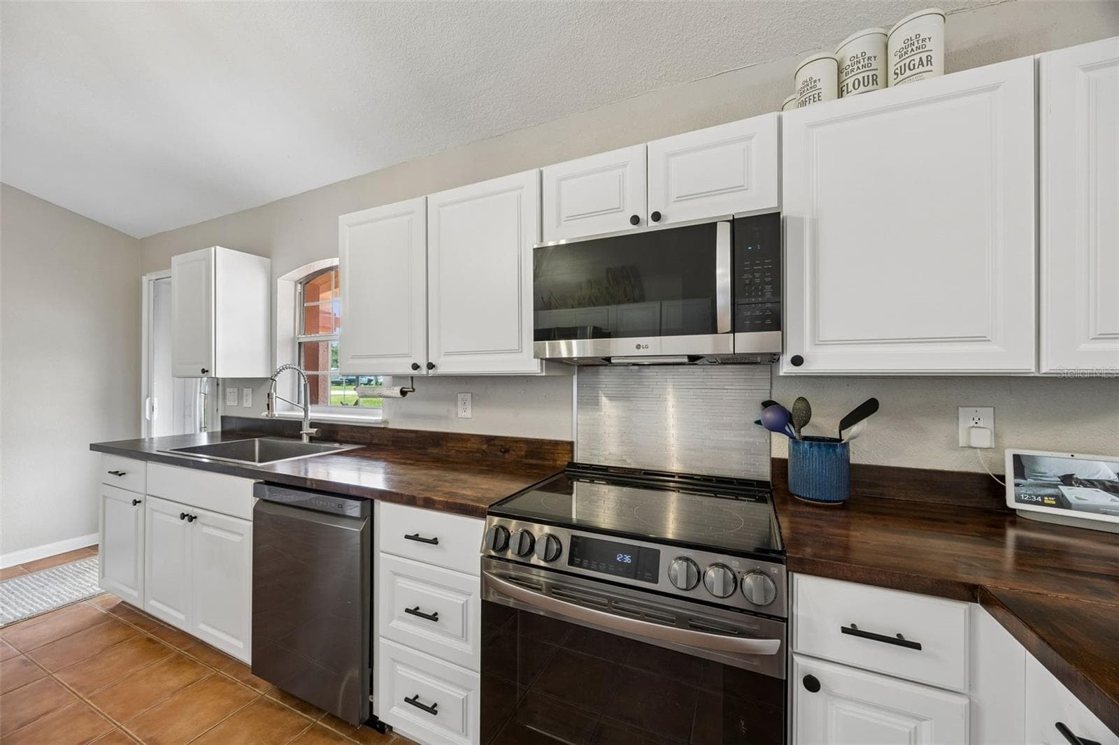 The spacious kitchen - 134 BOWFIN DR, PALATKA