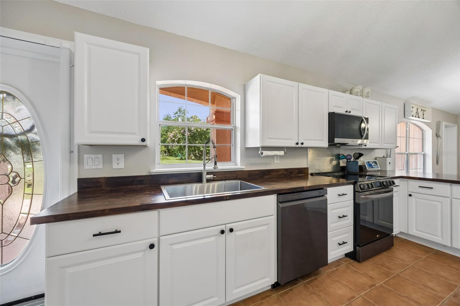 Features a country sink - 134 BOWFIN DR, PALATKA