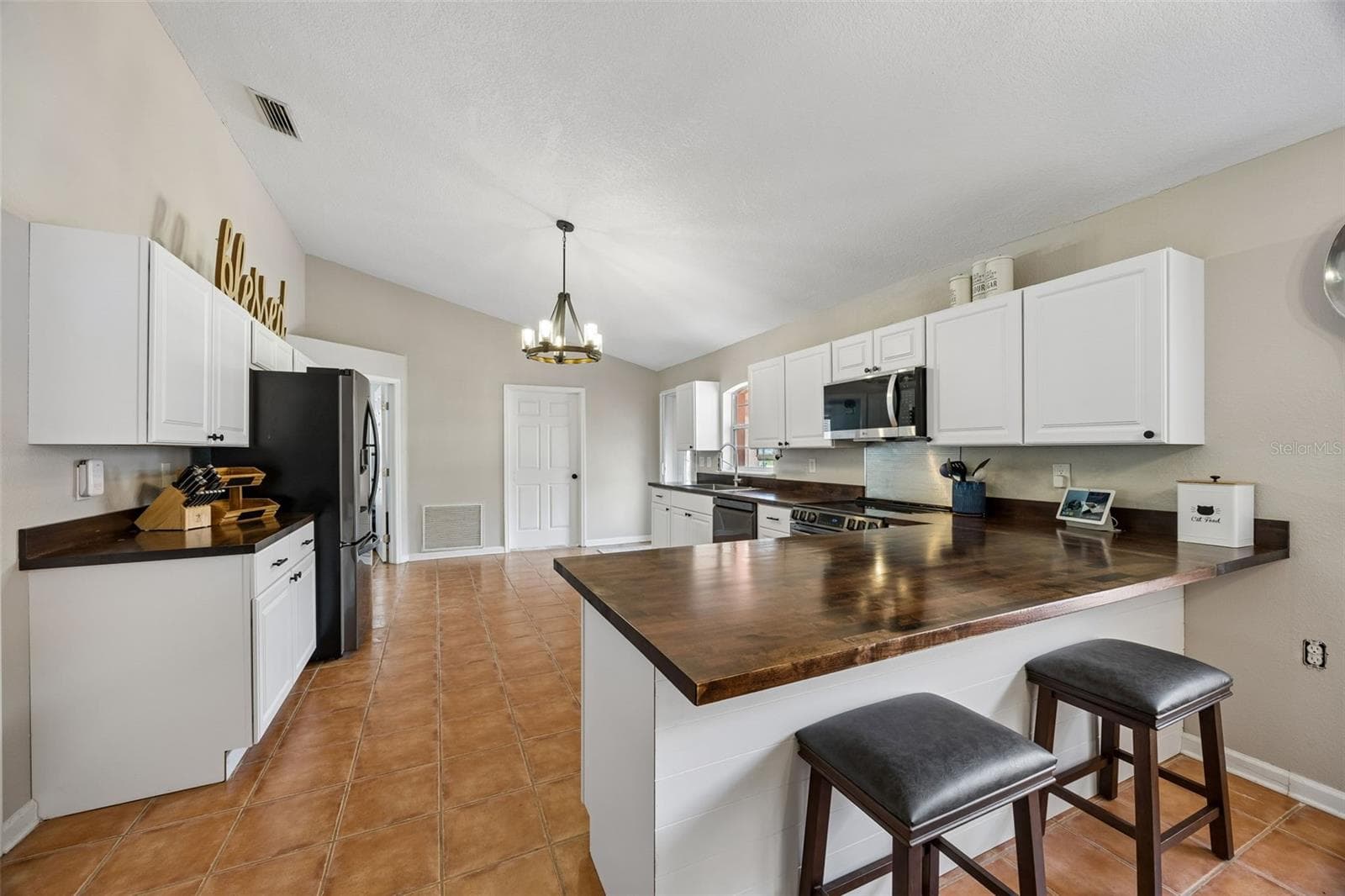 A breakfast bar - 134 BOWFIN DR, PALATKA