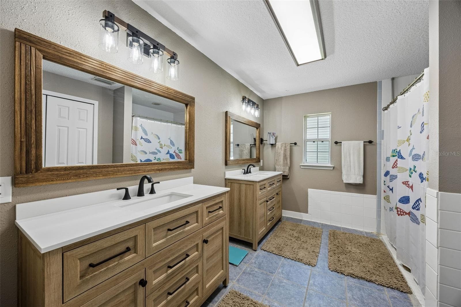Plus handicap accessible walk-in shower in primary bath - 134 BOWFIN DR, PALATKA