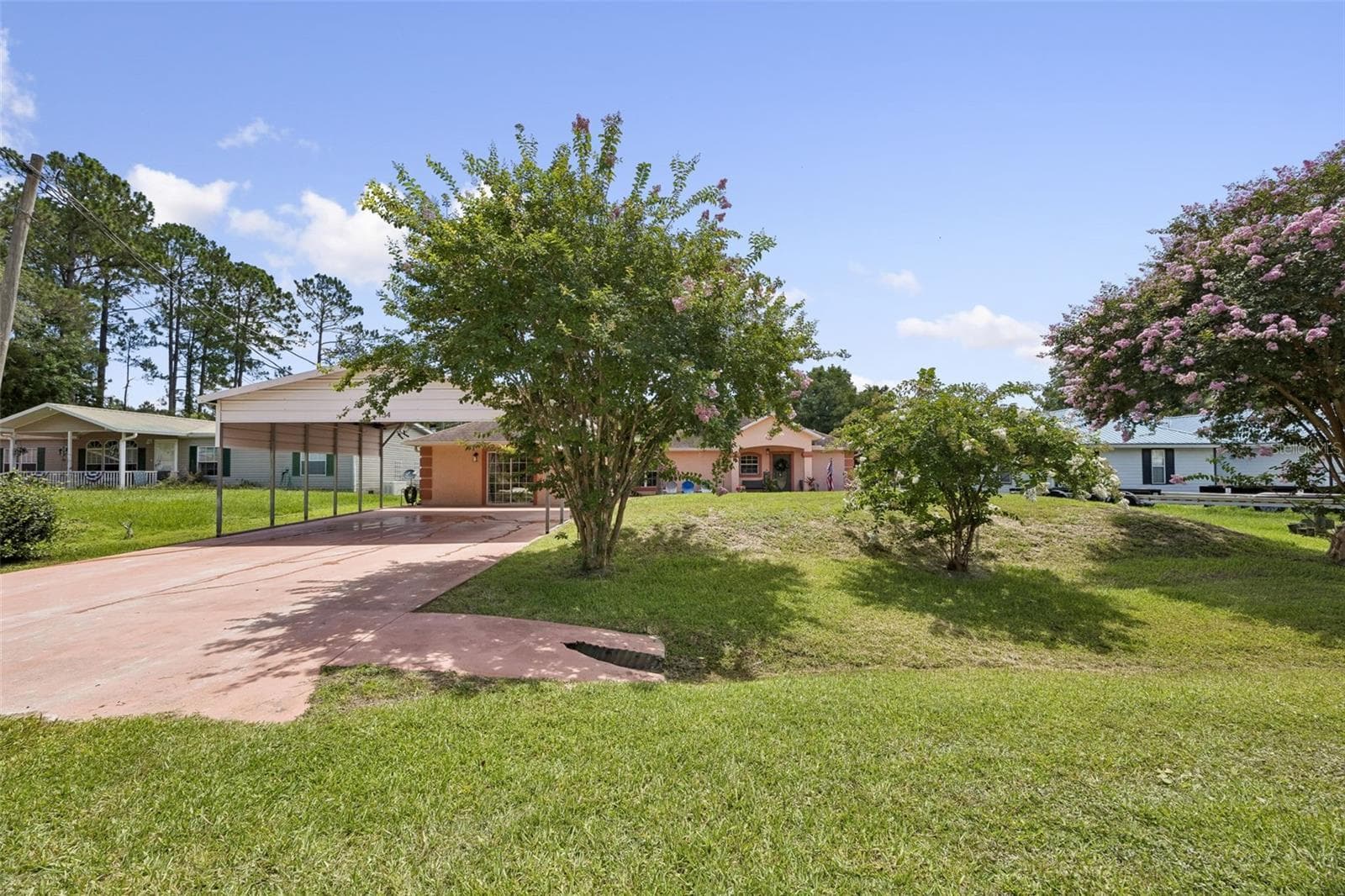 Attractive front yard - 134 BOWFIN DR, PALATKA