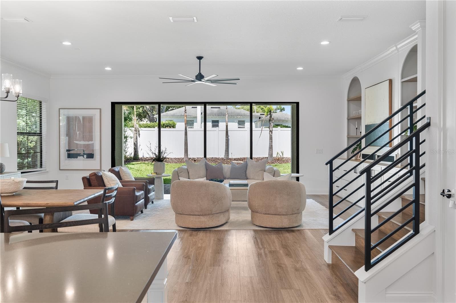 Large sliding doors to lanai - 2403 DERBYSHIRE AVE, LAKELAND