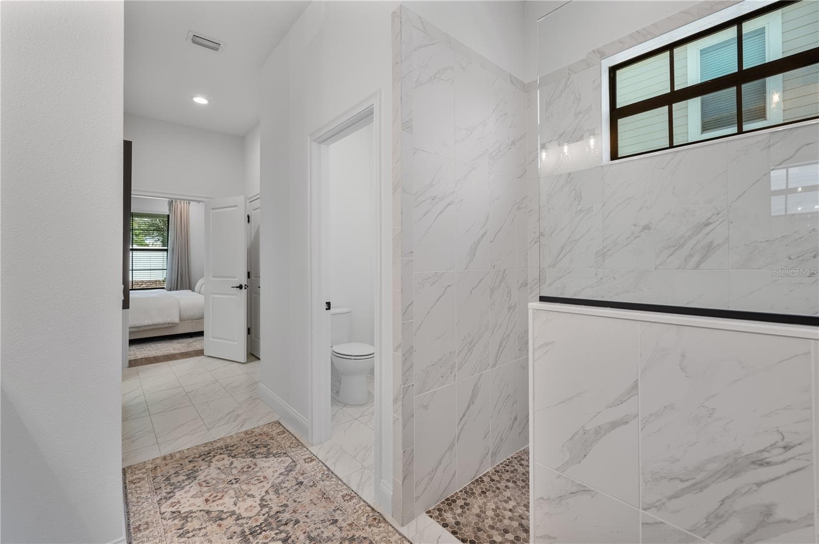 Primary ensuite bathroom with private toilet closet - 2403 DERBYSHIRE AVE, LAKELAND