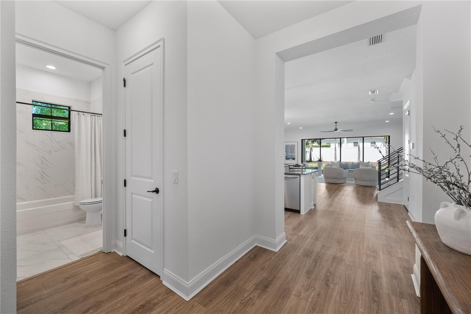 Second bedroom/full bathroom off the entry of home - 2403 DERBYSHIRE AVE, LAKELAND