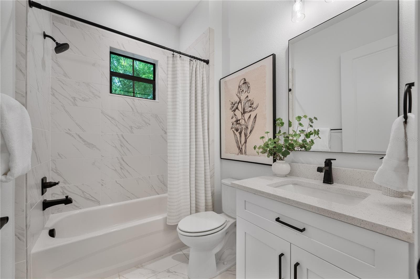 Downstairs full bathroom off entry - 2403 DERBYSHIRE AVE, LAKELAND