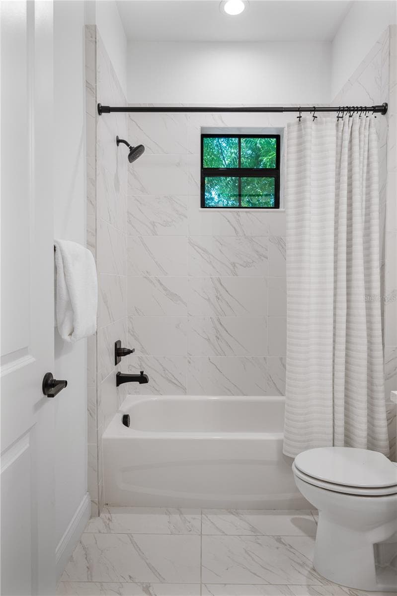 Downstairs full bathroom off entry - 2403 DERBYSHIRE AVE, LAKELAND